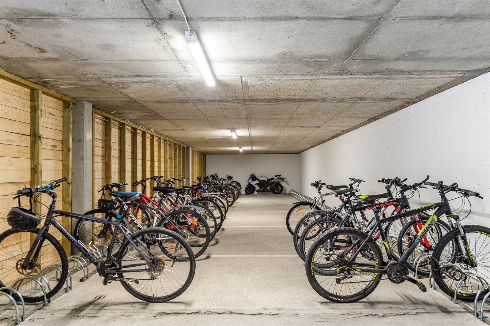 Store felles sykkelparkering i bakgården. Galleribilde
