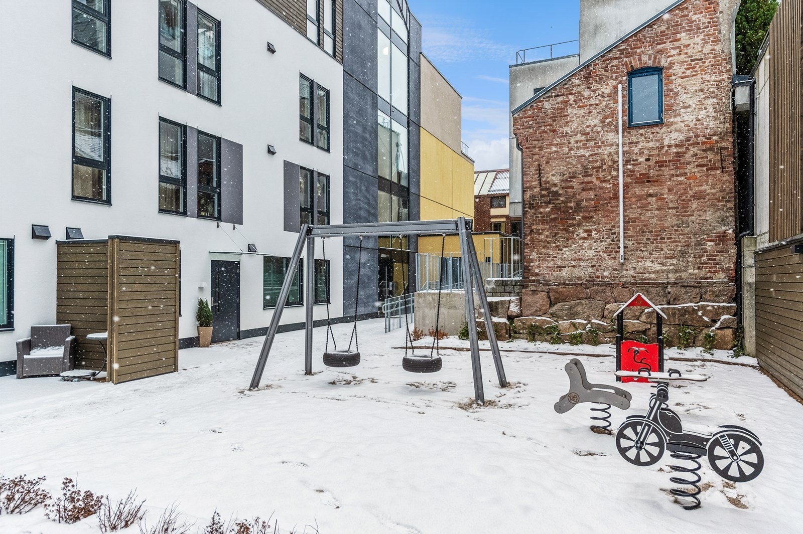 Romslig bakgård med fine fellesarealer. Det er også et gammel stallbygg som borettslaget disponerer. Galleribilde