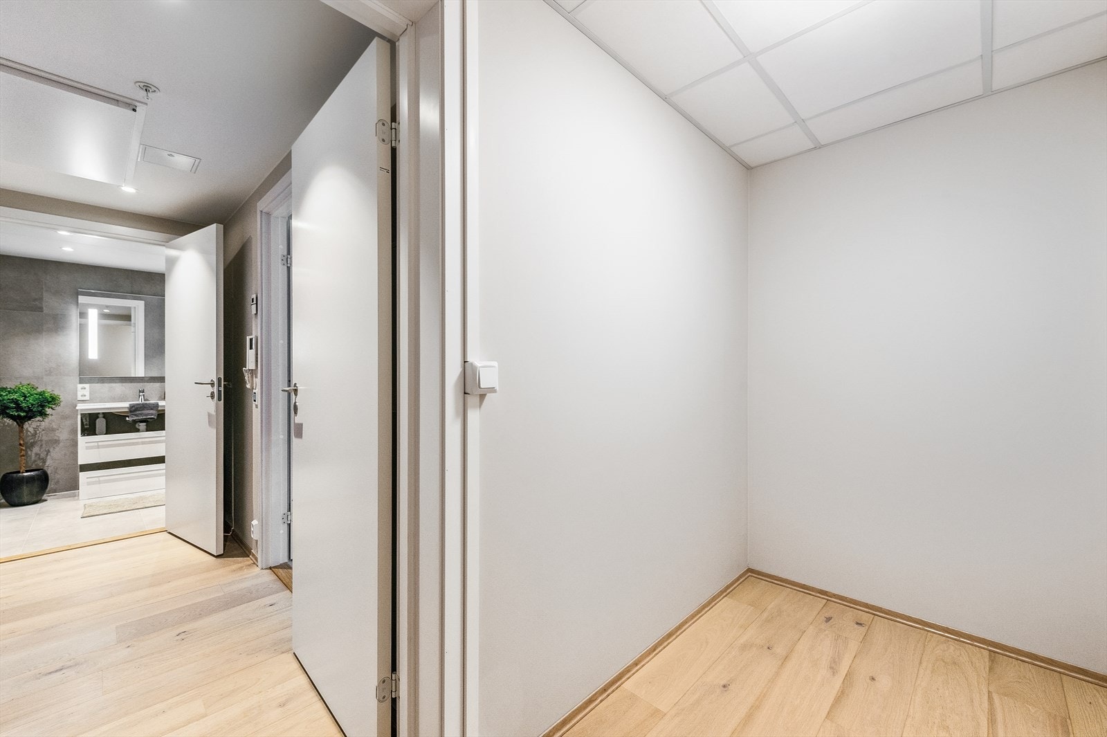 Ved entre er det også adkomst til en romslig bod på ca 4 kvm. Det er også en bod i kjelleren. Galleribilde