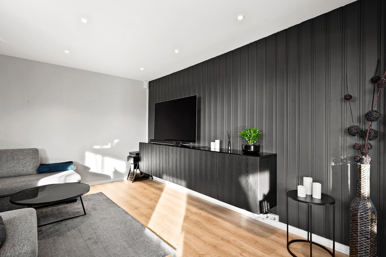 Naturlig medievegg med veggfestet tv-benk. Galleribilde