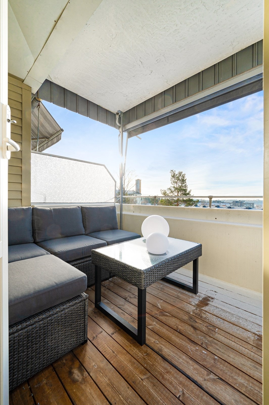 Balkongen er målt til ca. 8 kvm og har god plass til utendørs sittegruppe og grill. Galleribilde