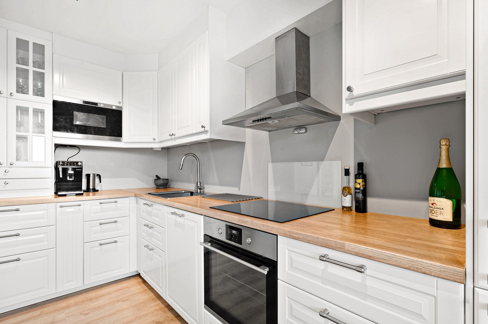 Kjøkkenet er fra IKEA 2017 og har svært godt med skap og benkeplass. Galleribilde