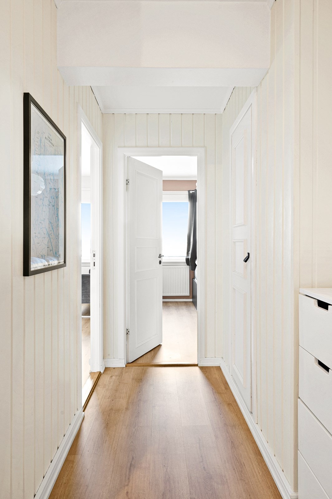 Fra entréen er det adkomst til begge soverom. Det er også et svært praktisk kott med plass til klær, støvsuger osv. Galleribilde