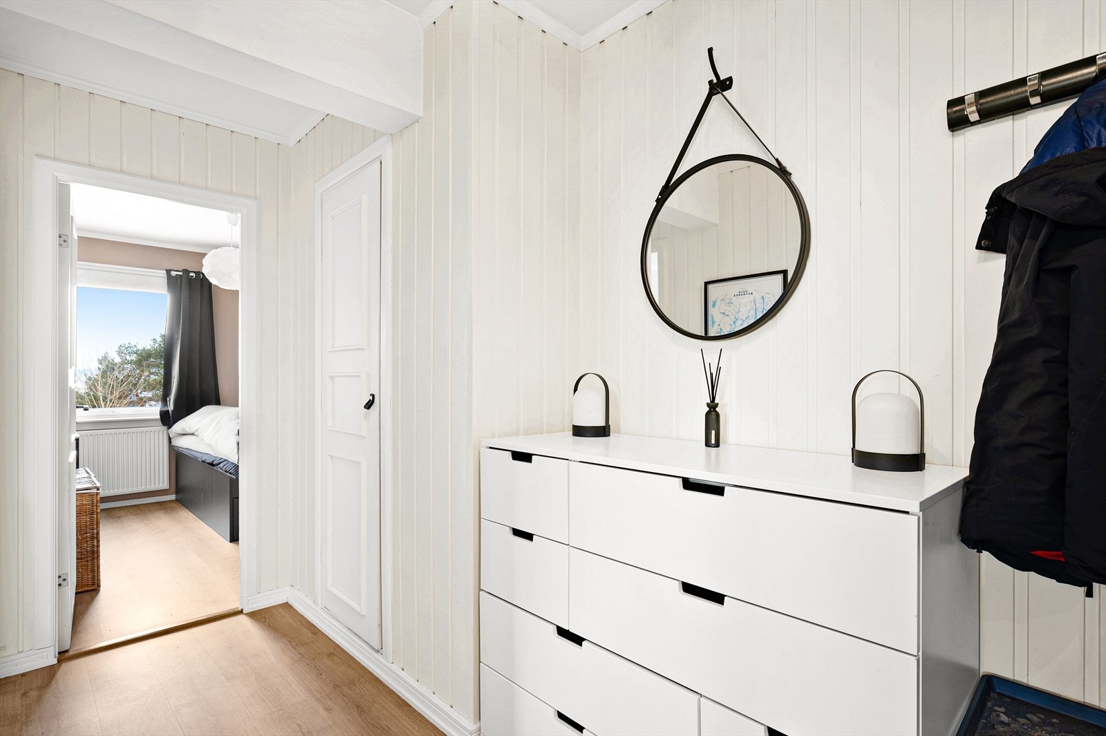 Praktisk bod på hele 3 kvm i entréen. Galleribilde