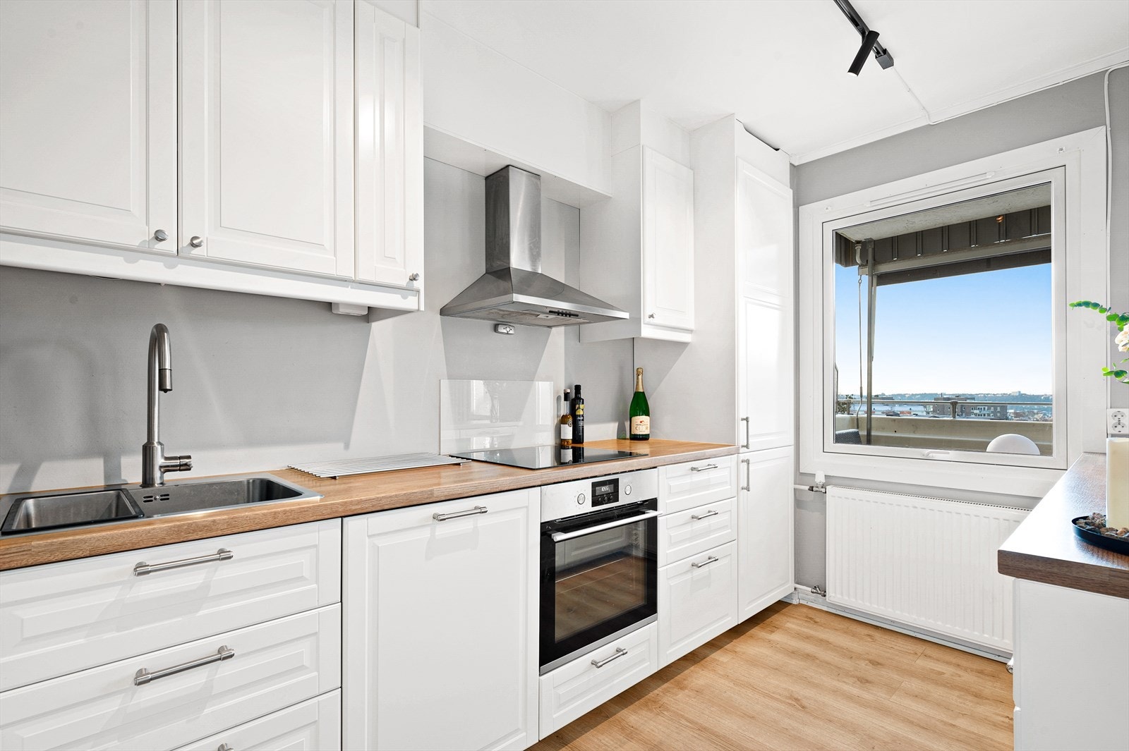 Integrert stekeovn, kjøleskap, oppvaskmaskin og mikrobølgeovn medfølger. Galleribilde