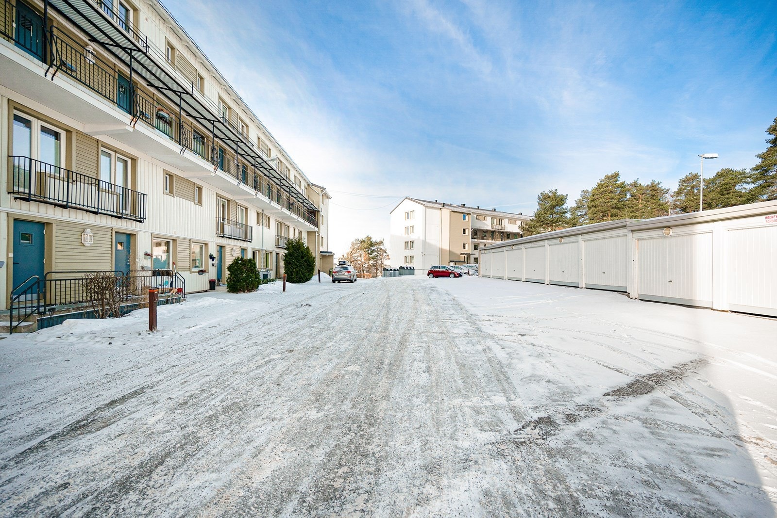 Garasje og parkeringsplass er etter ansiennitet. Styret delegerer dette. Galleribilde