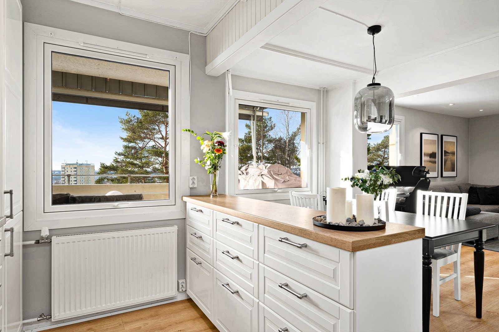 På kjøkkenet kan du nyte flott utsikt. Galleribilde