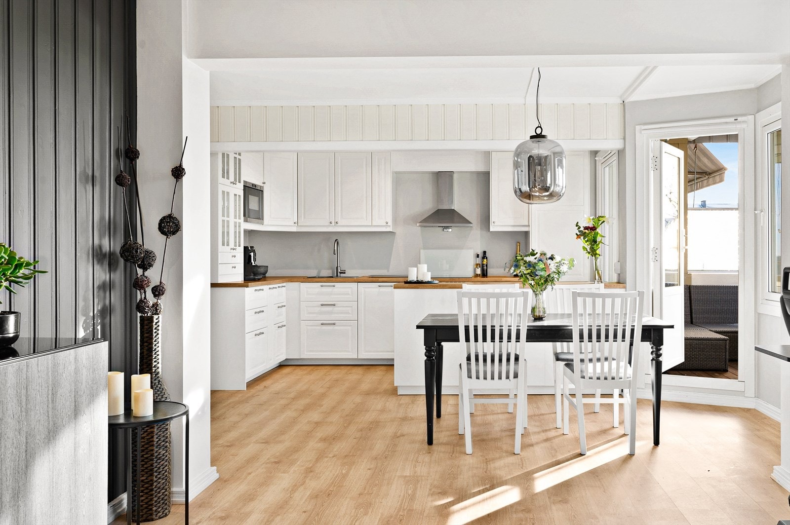 Leiligheten har en god planløsning med romslig åpen stue- og kjøkkenløsning. Galleribilde