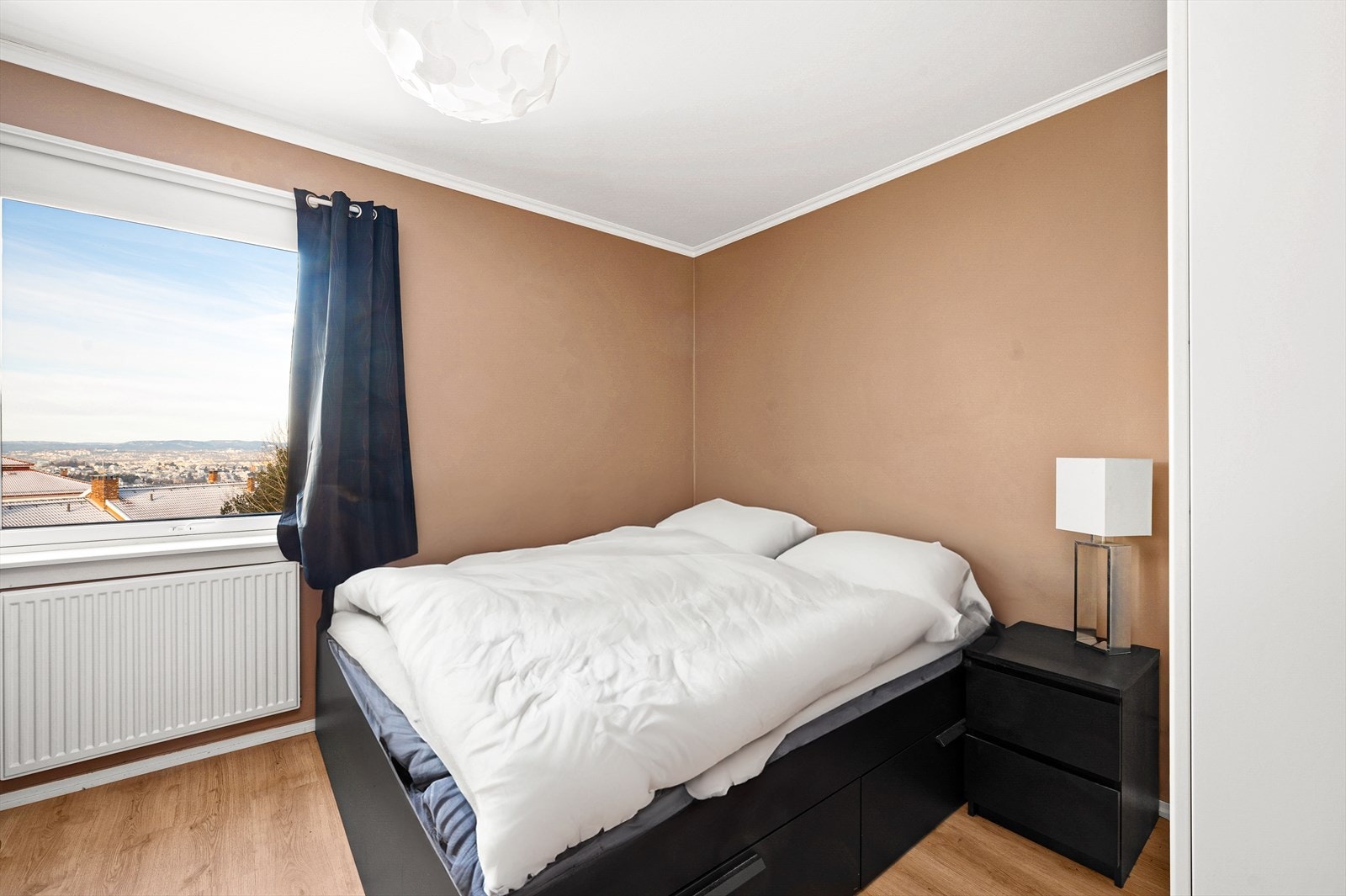 Hovedsoverommet er malt i delikat fargevalg og har fantastisk utsikt over Oslo. Galleribilde