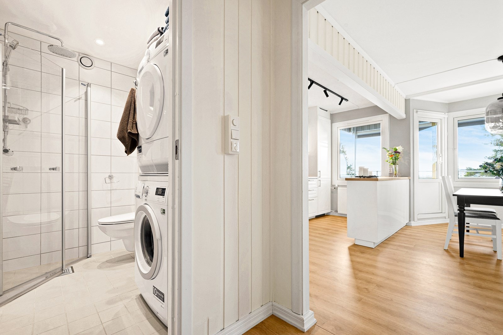 Fra entréen er det adkomst til delikat bad. Galleribilde