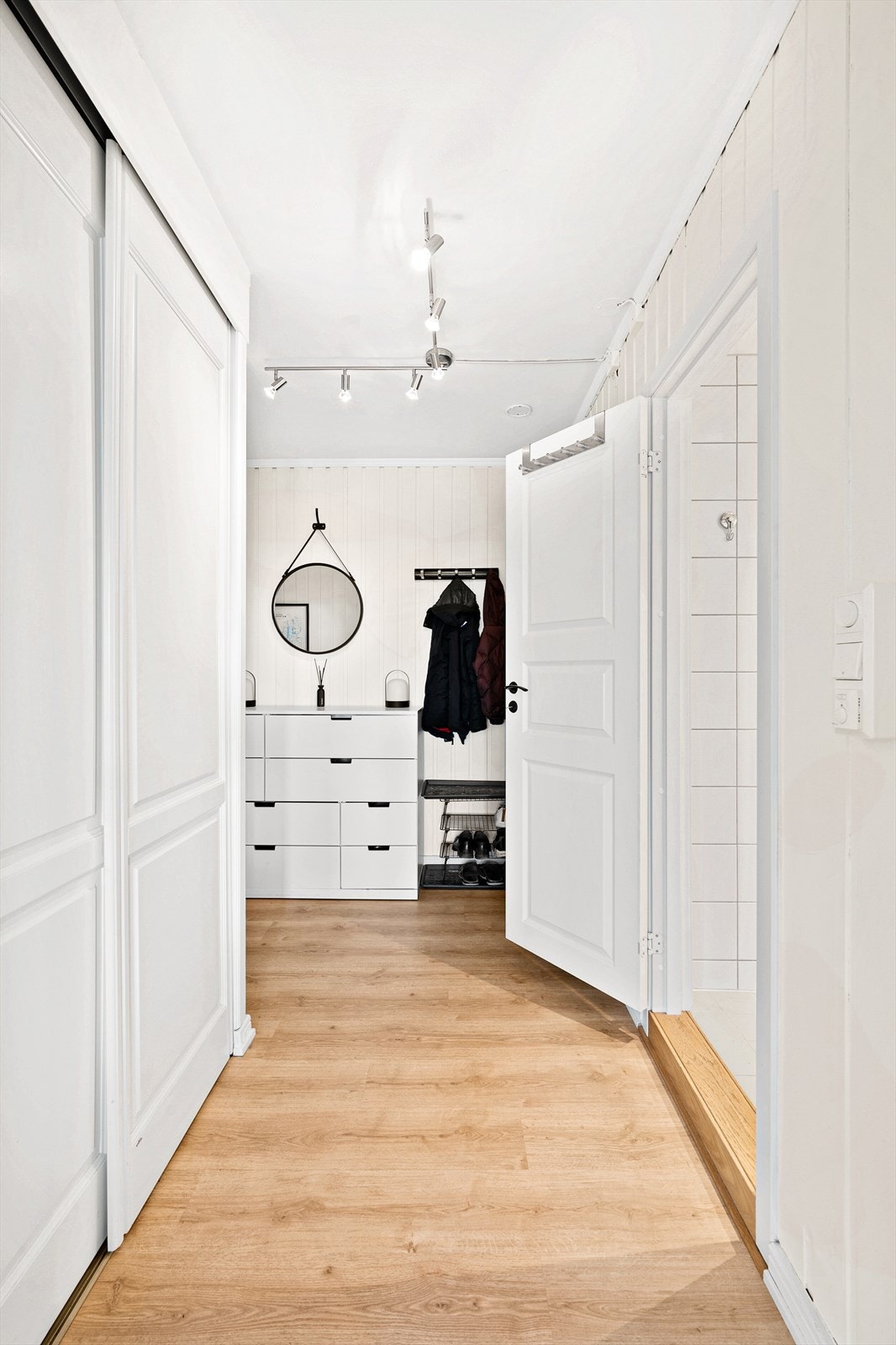 I tiknytning til entréen er det en stor skyvedørsgarderobe med plass til å henge fra seg jakker og sette fra seg sko. Galleribilde