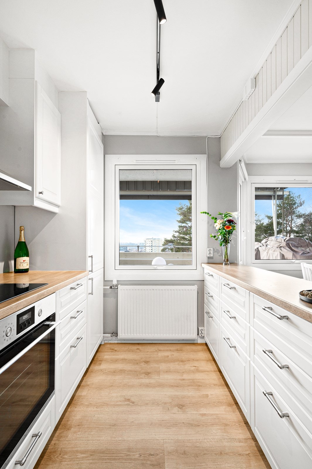 Oppvarming via radiatorer er inkludert i felleskostnadene - svært forutsigbar og behagelig oppvarming på vinterhalvåret. Galleribilde