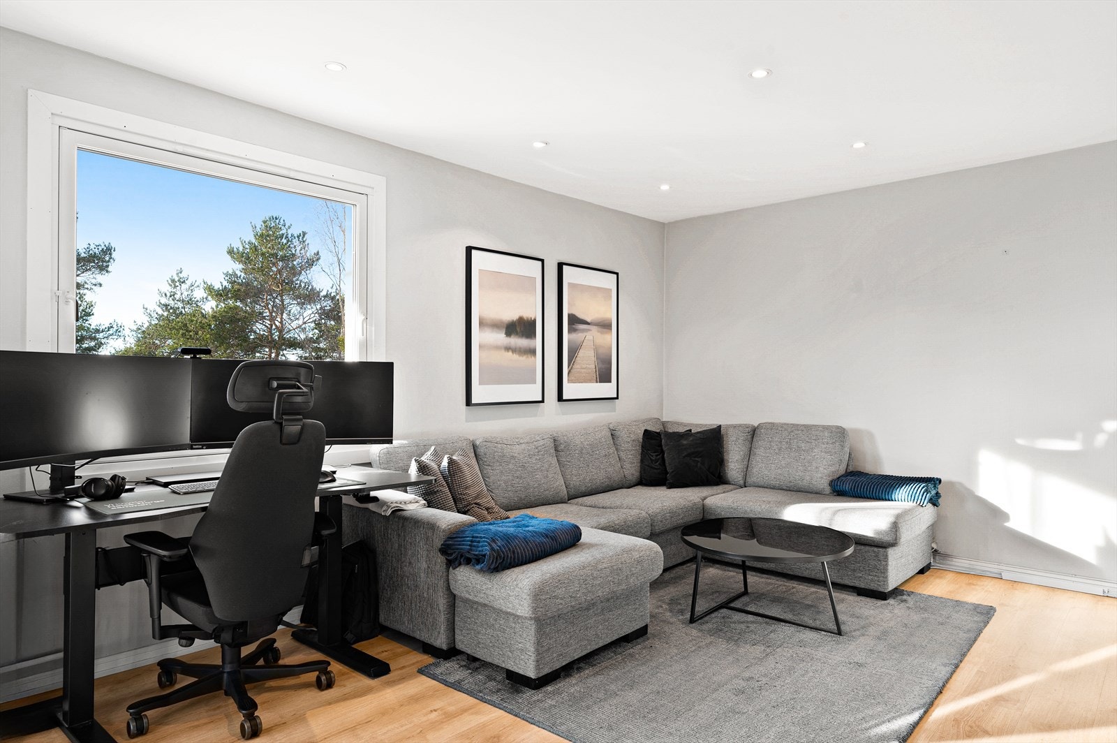 Det er downlights i taket og plass til stor sofagruppe. Galleribilde