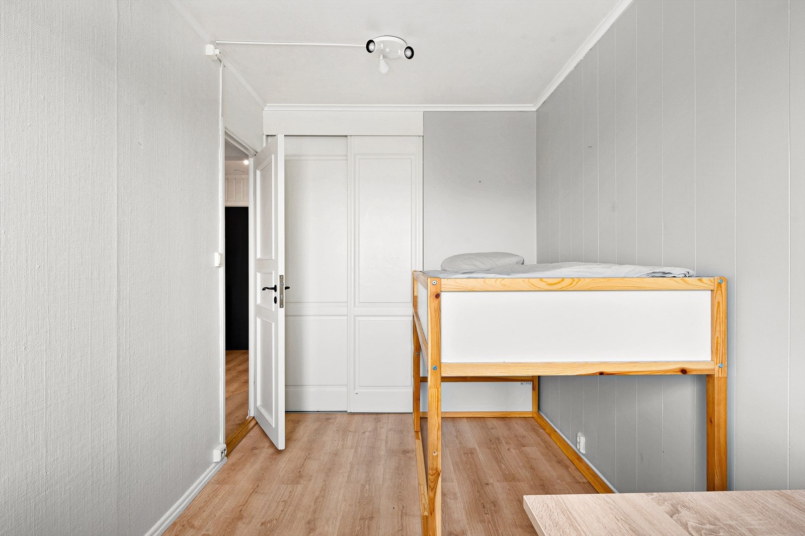 Praktisk integrert skyvedørsgarderobe. Galleribilde