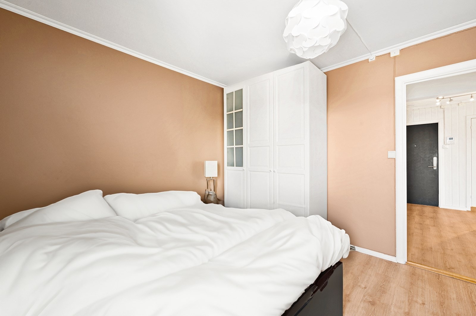 På soverommet er det plass til stort garderobeskap og dobbeltseng. Galleribilde