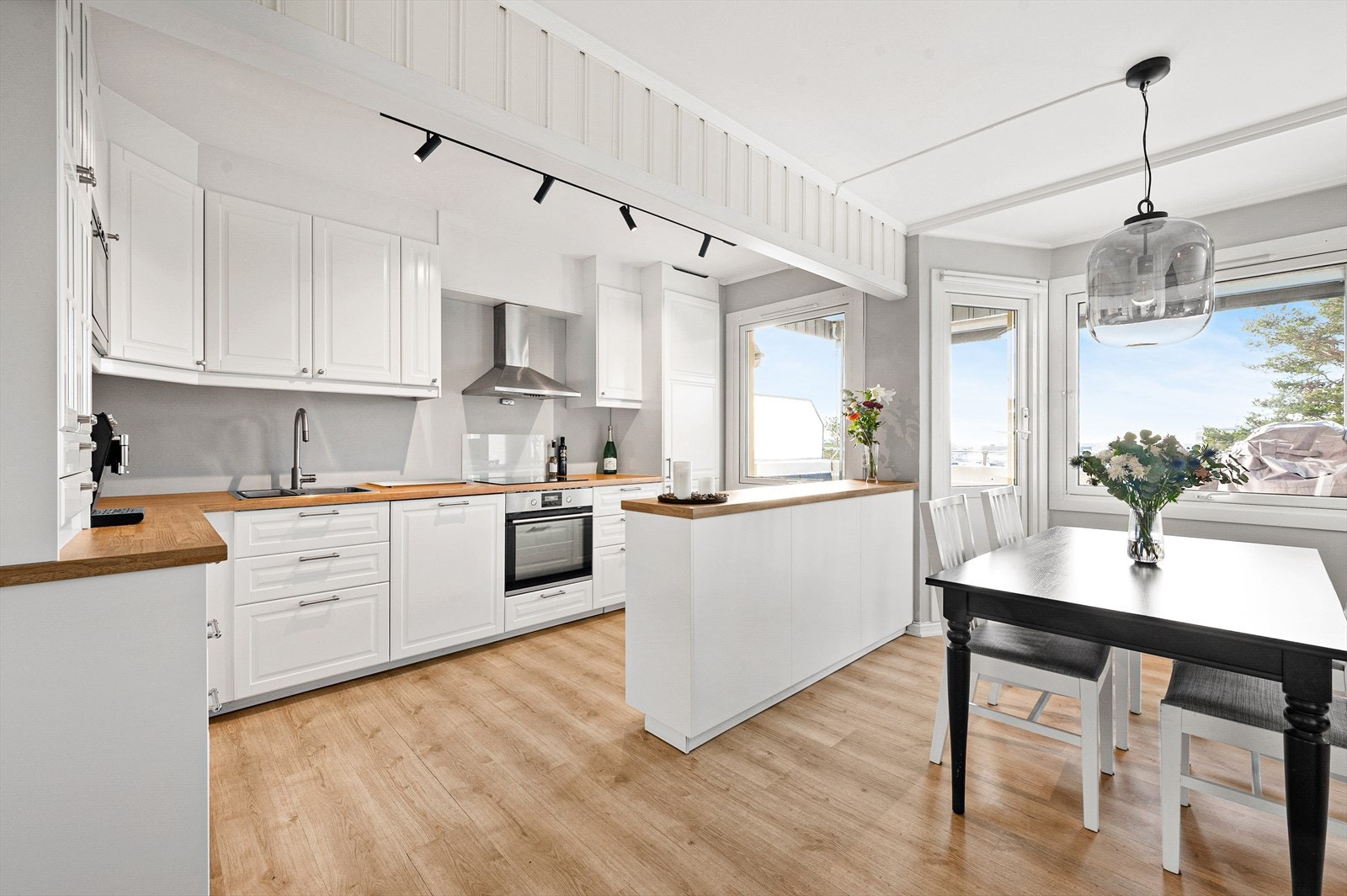 Leilighetens store vindusflater (2016) og flott utsikt gjør at leiligheten oppleves svært lys. Galleribilde