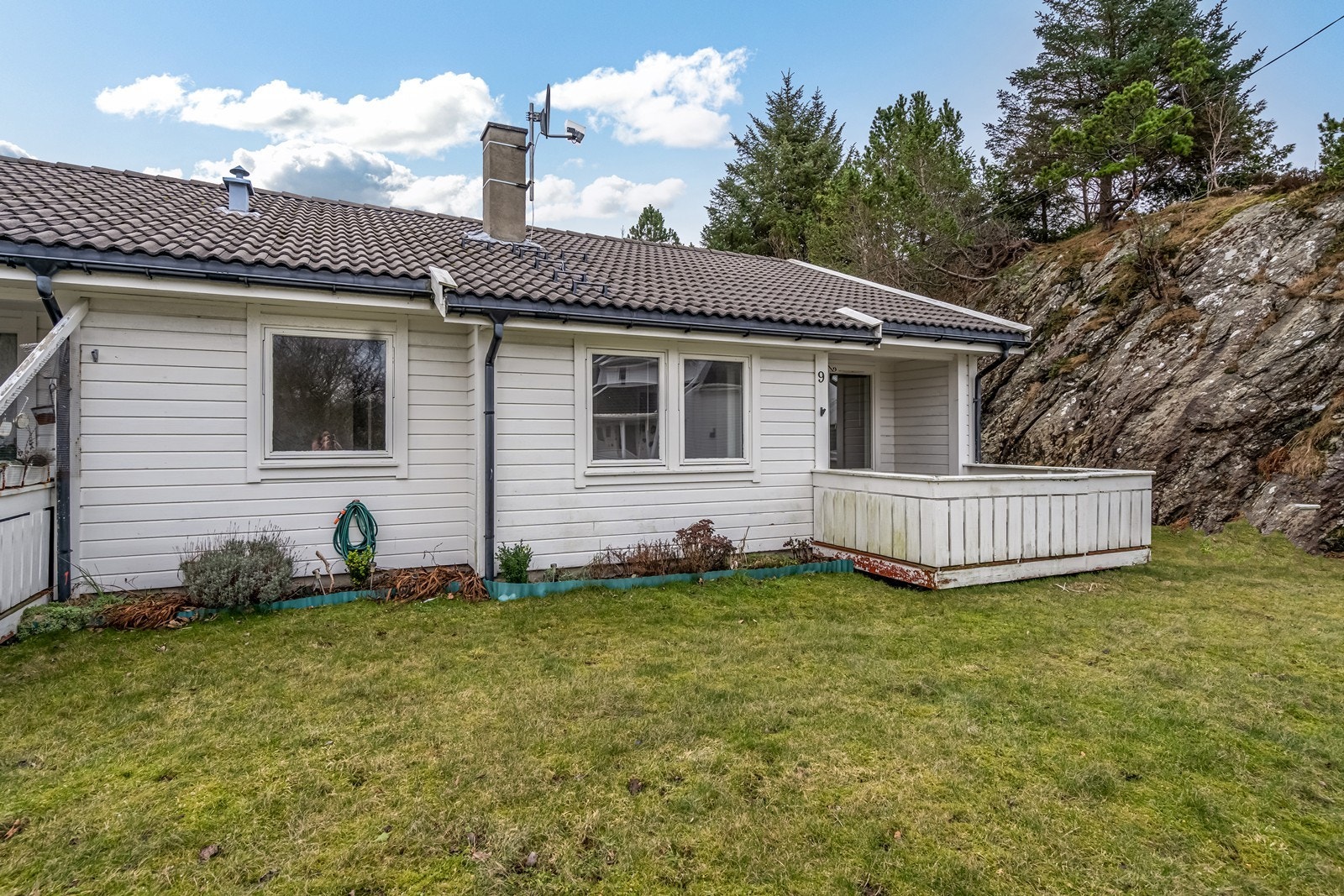 Vestvendt beliggenhet med terrasse og plen i front Galleribilde