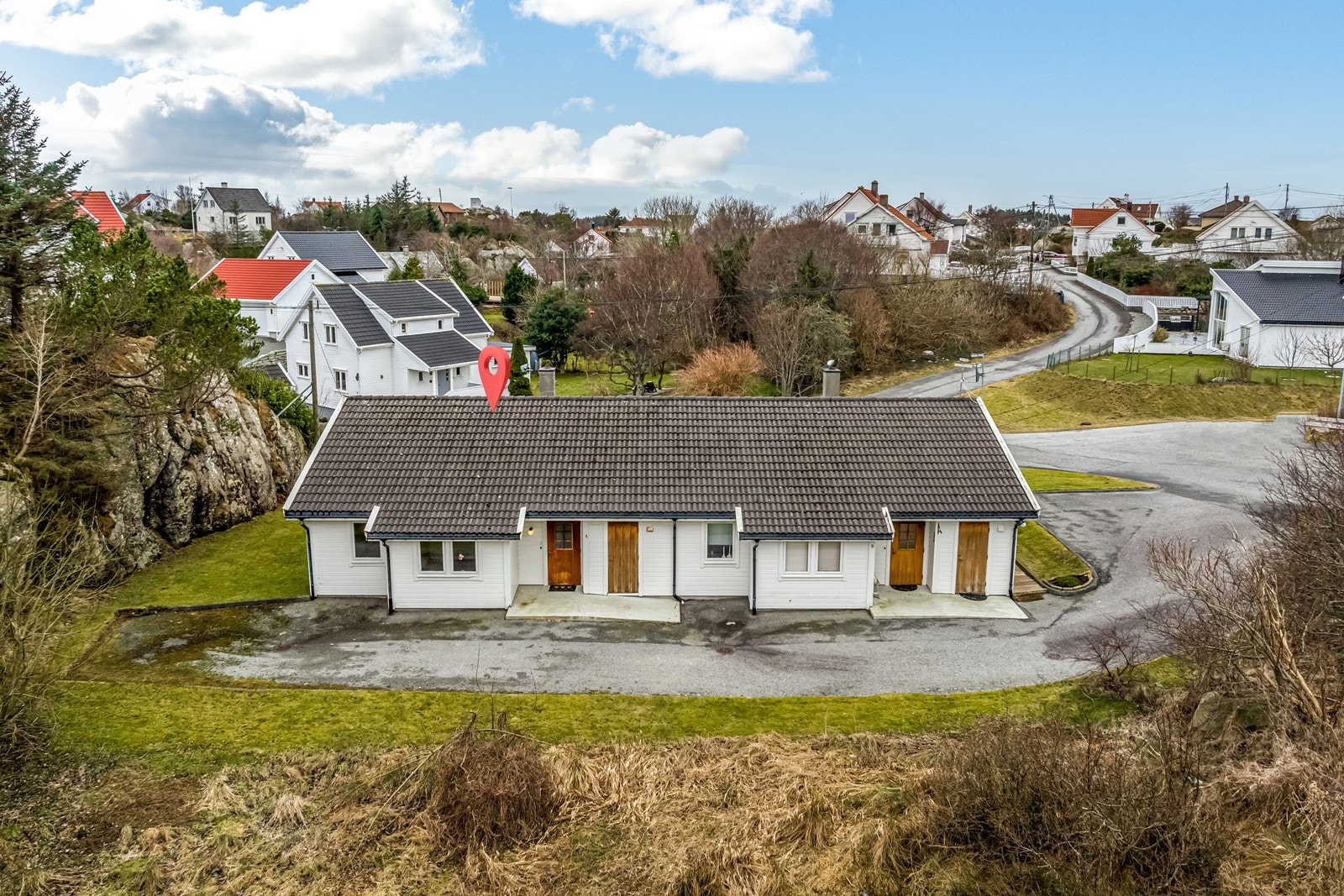 Det er asfaltert gårdsrom hvor en kan kjøre helt frem til døreen Galleribilde