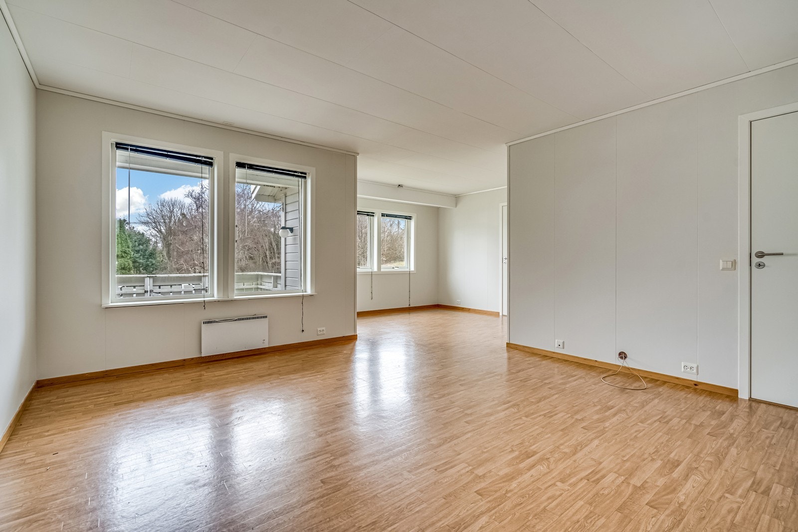 Lys og trivelig stue med store vindusflater Galleribilde