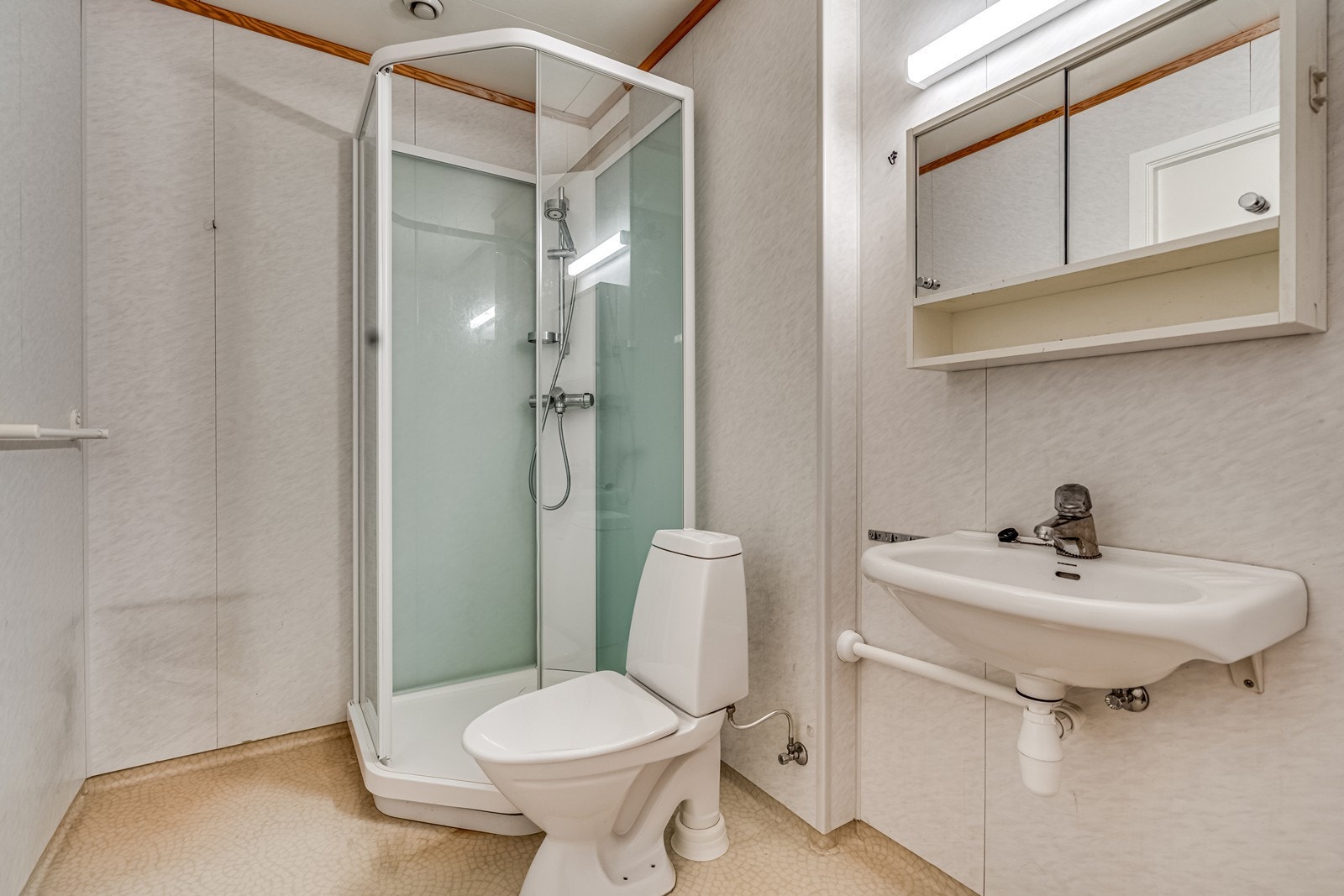 Baderom m/dusj/vask/wc utt. vaskemaskin Galleribilde