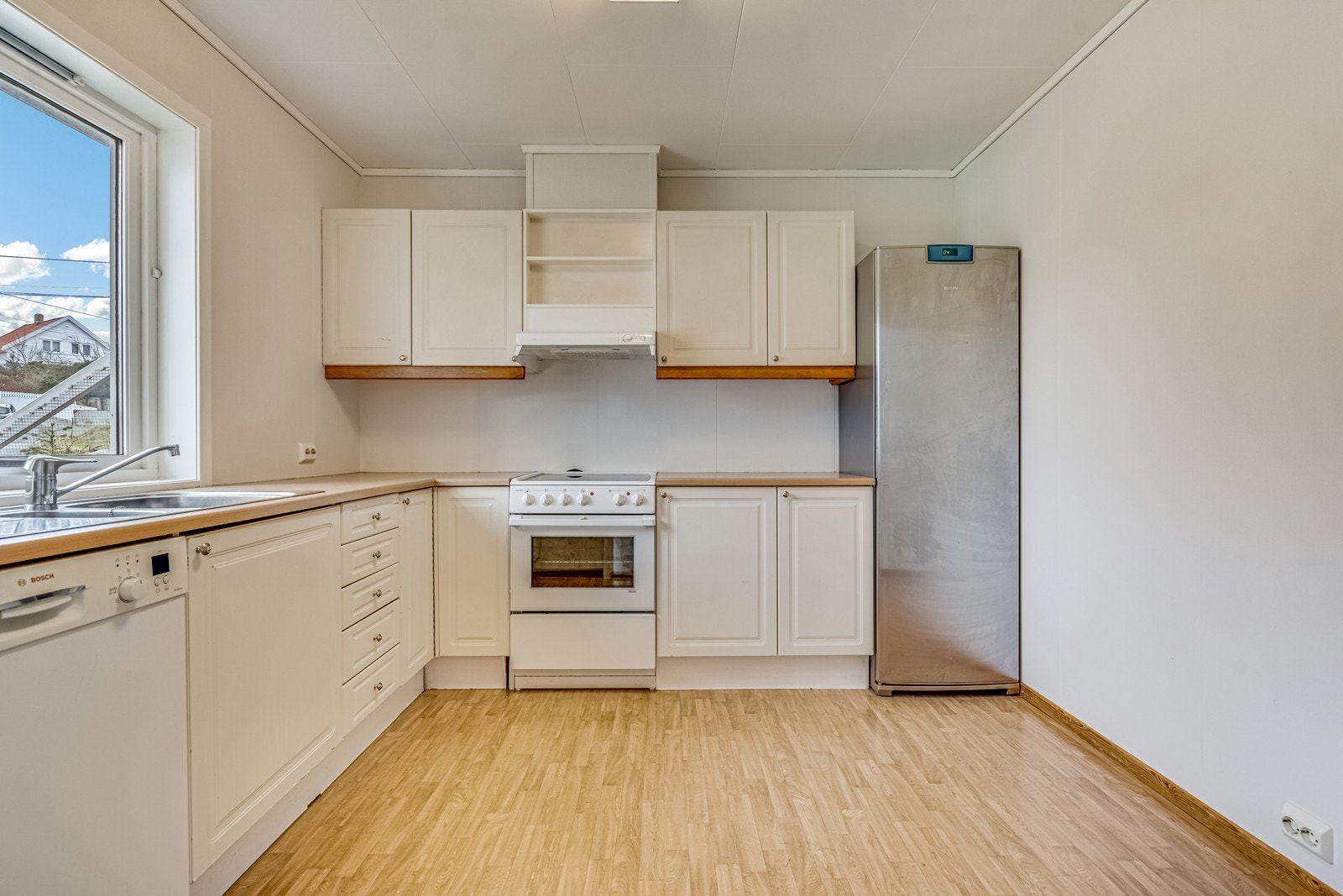 Kjøkken med god skap- og benkeplass Galleribilde