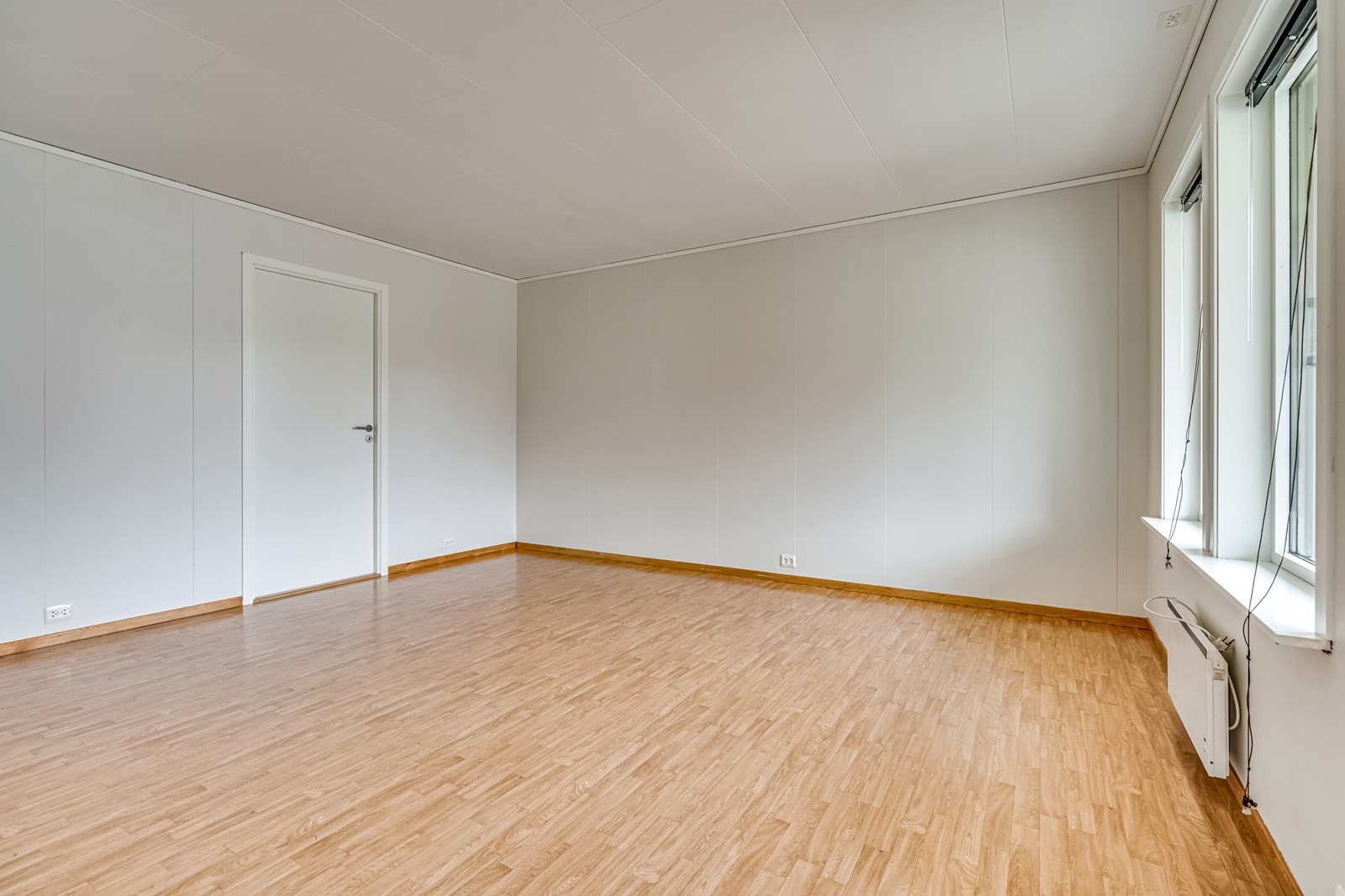 Stuen fremstår lett og møblere Galleribilde