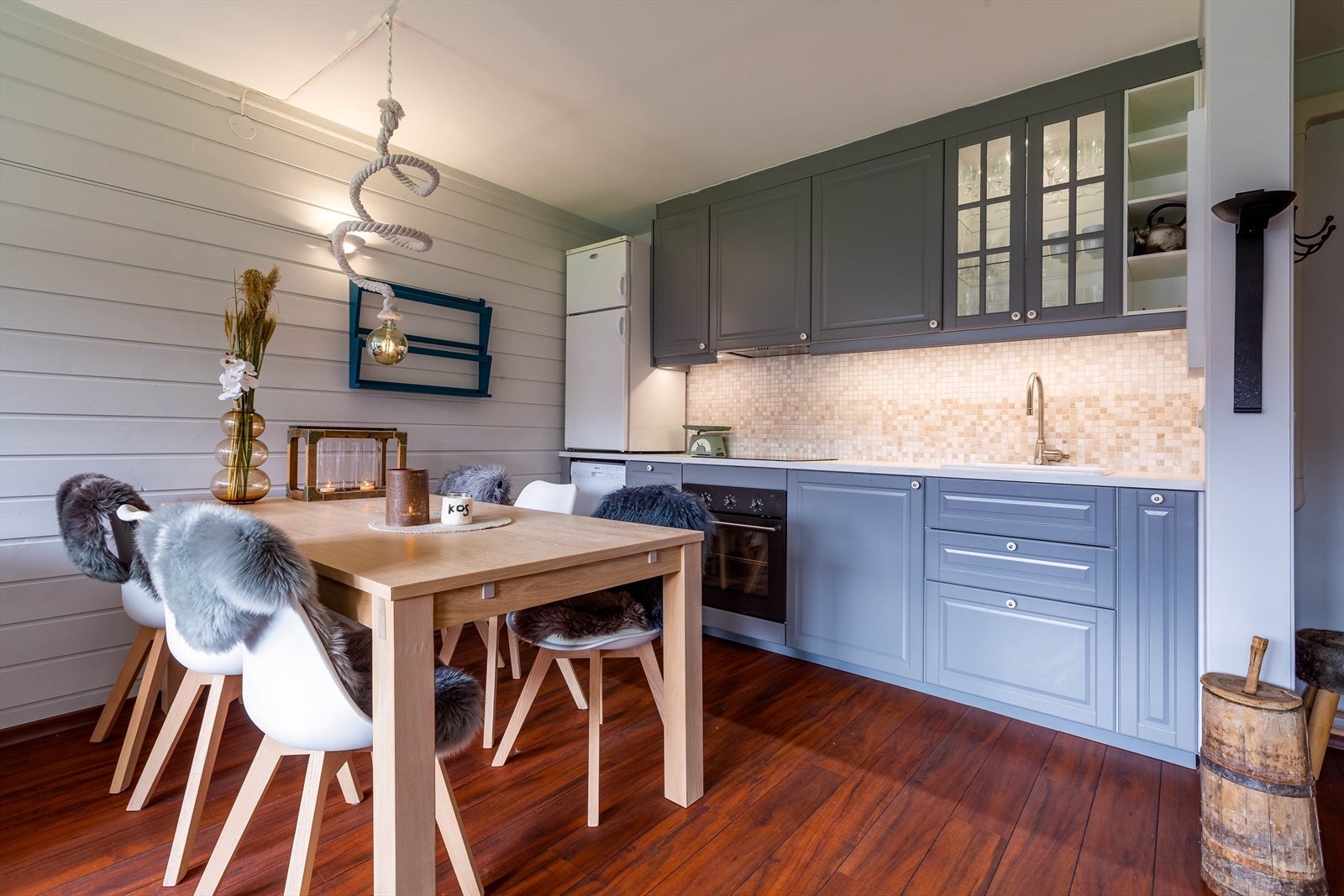 Kjøkken malt i tidsriktige gråtone. Galleribilde