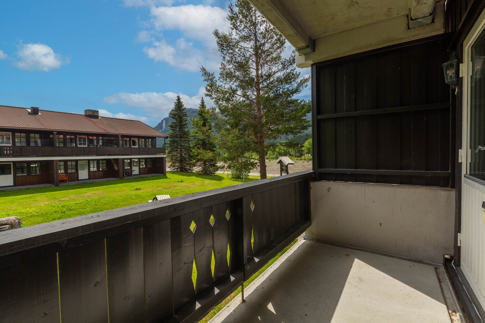 Balkong med utsikt til grøntareale, Hydnefossen og Hemsedals fjellpanorama. Galleribilde