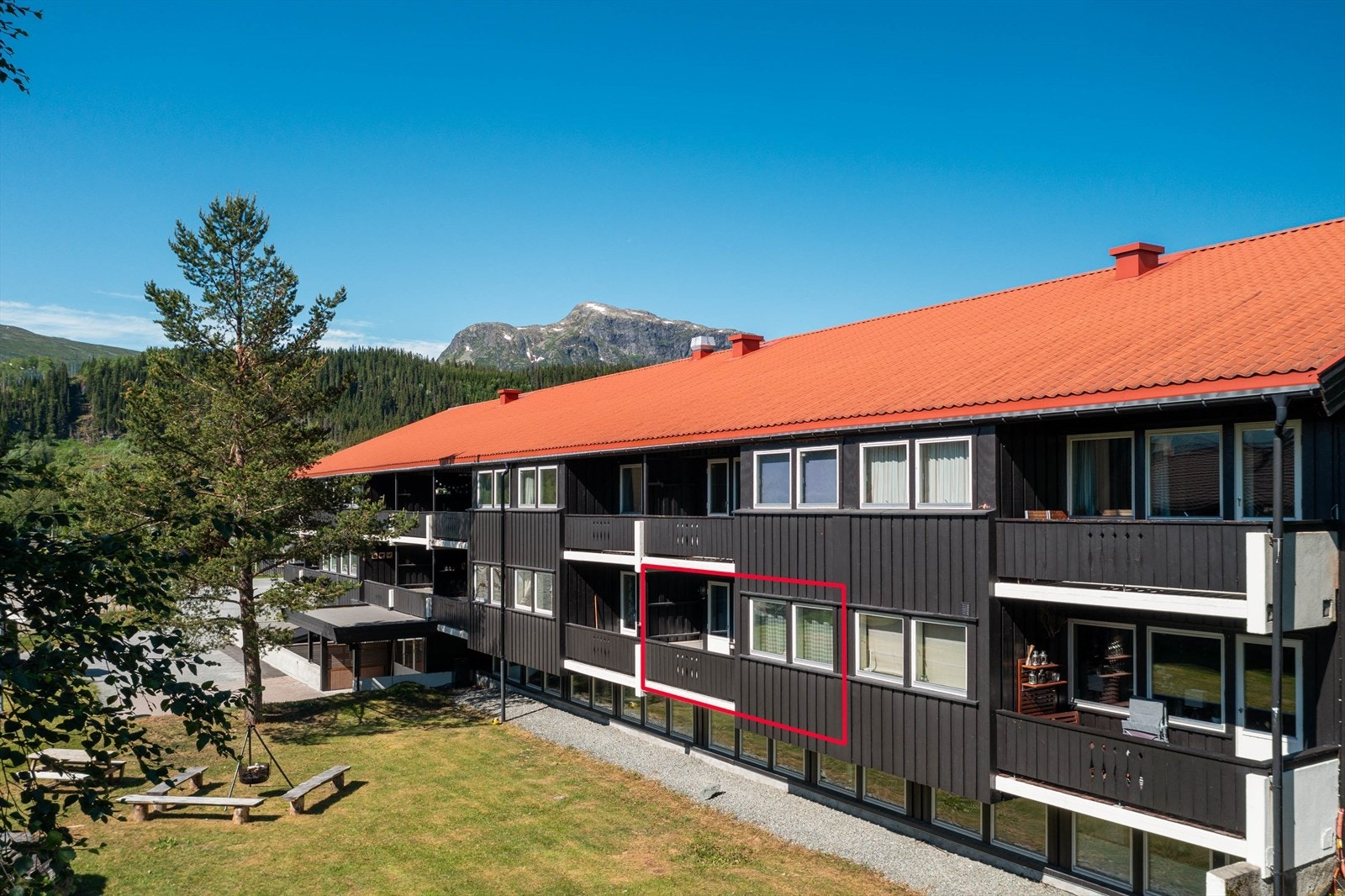 Leiligheten er beliggende i 2.etasje vendt ut mot grøntareale. Galleribilde