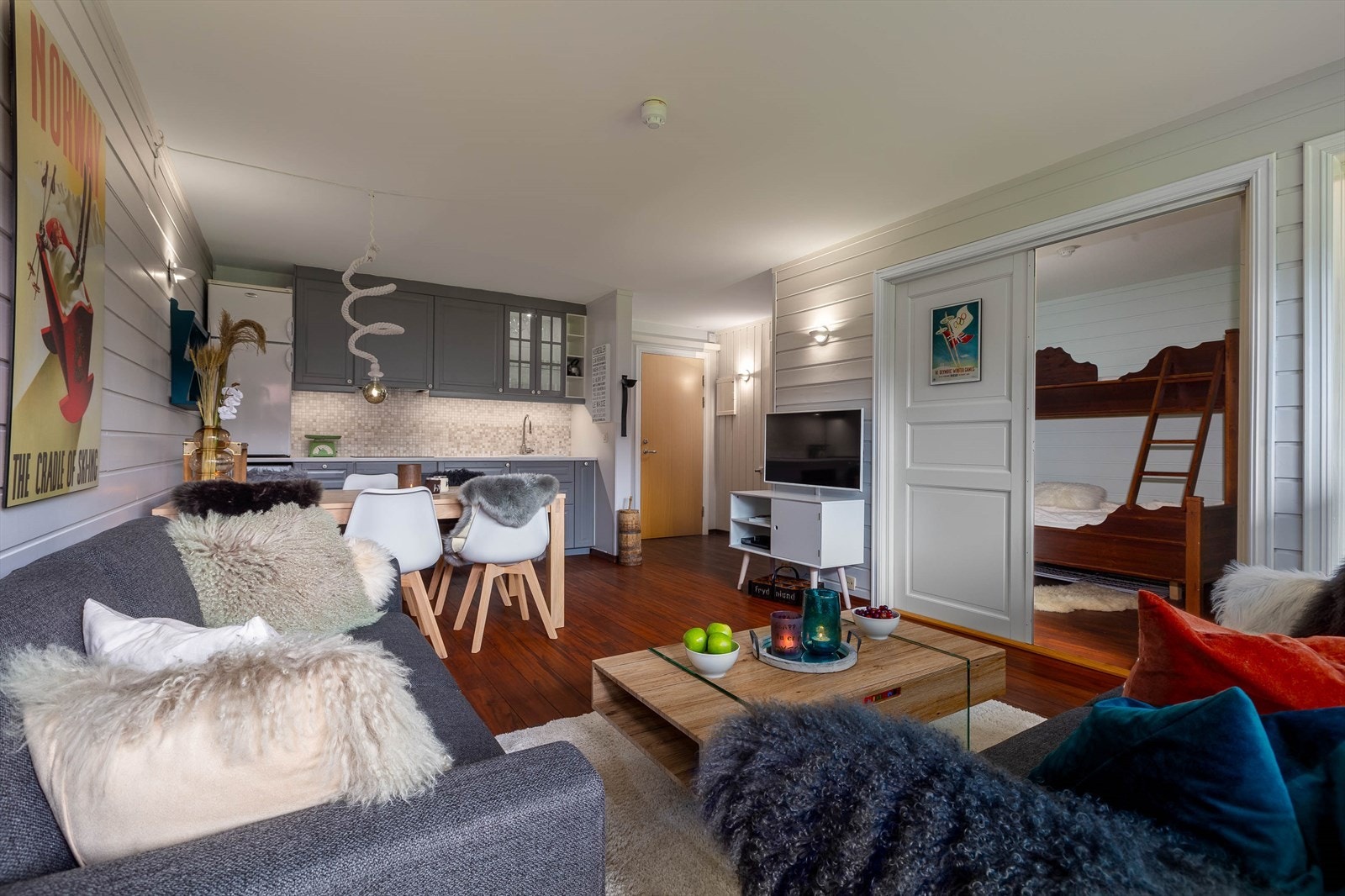 Åpen stue/kjøkkenløsning med inngang til sovealkove/"soverom". Galleribilde