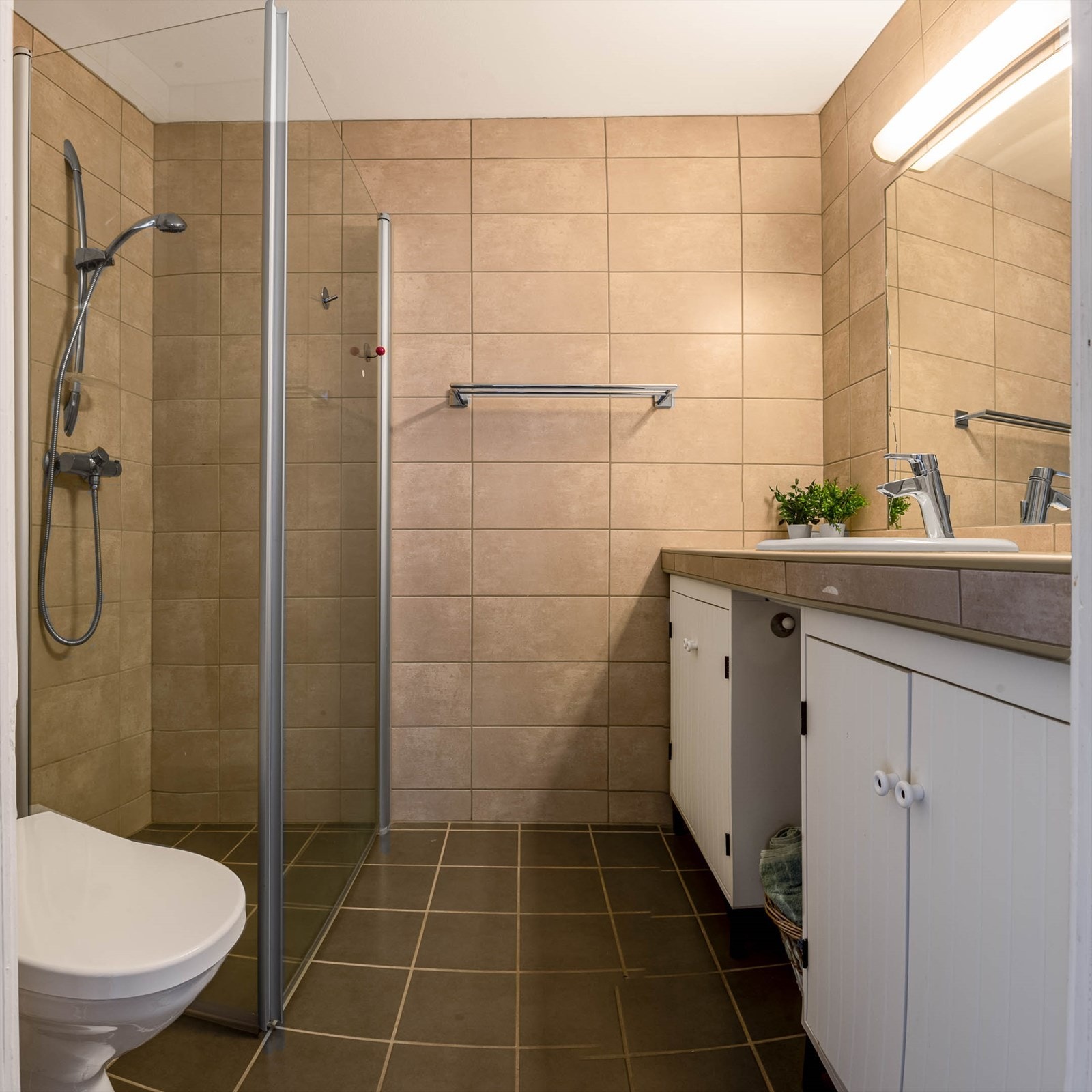 Delikat flislagt baderom med varme i gulv. Galleribilde