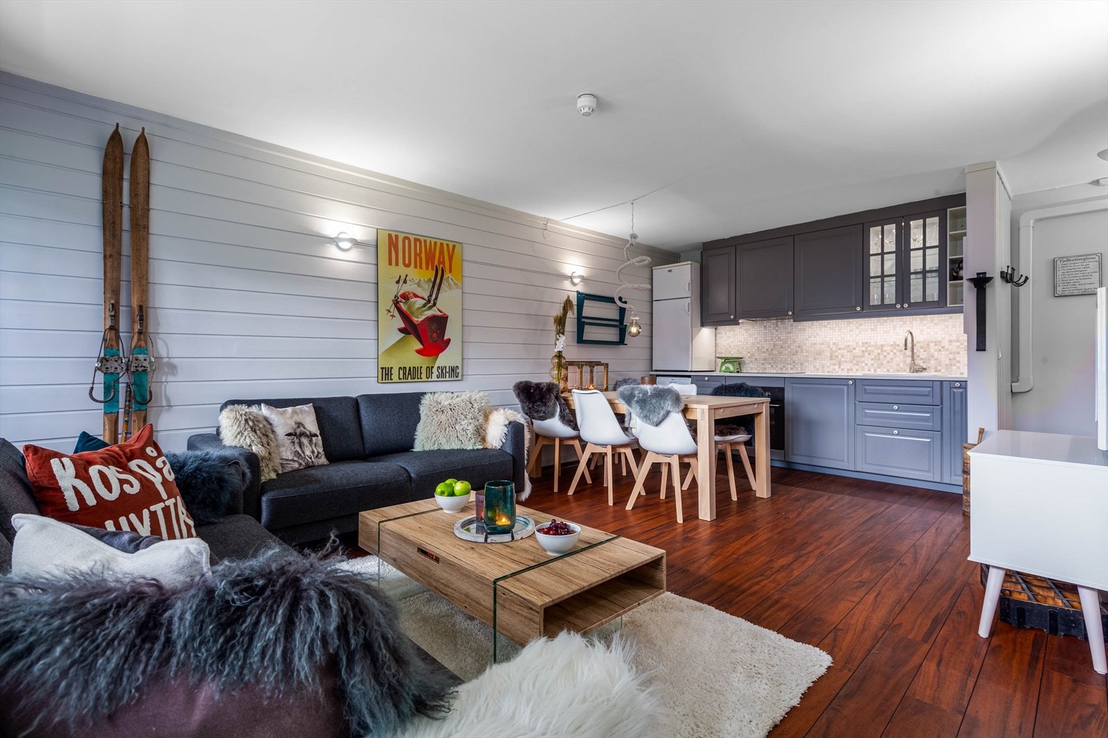 Her har du store vindusflater og god plass til sofagrupper og stor spiseplass perfekt for hyggelige middager med venner og familie. Galleribilde