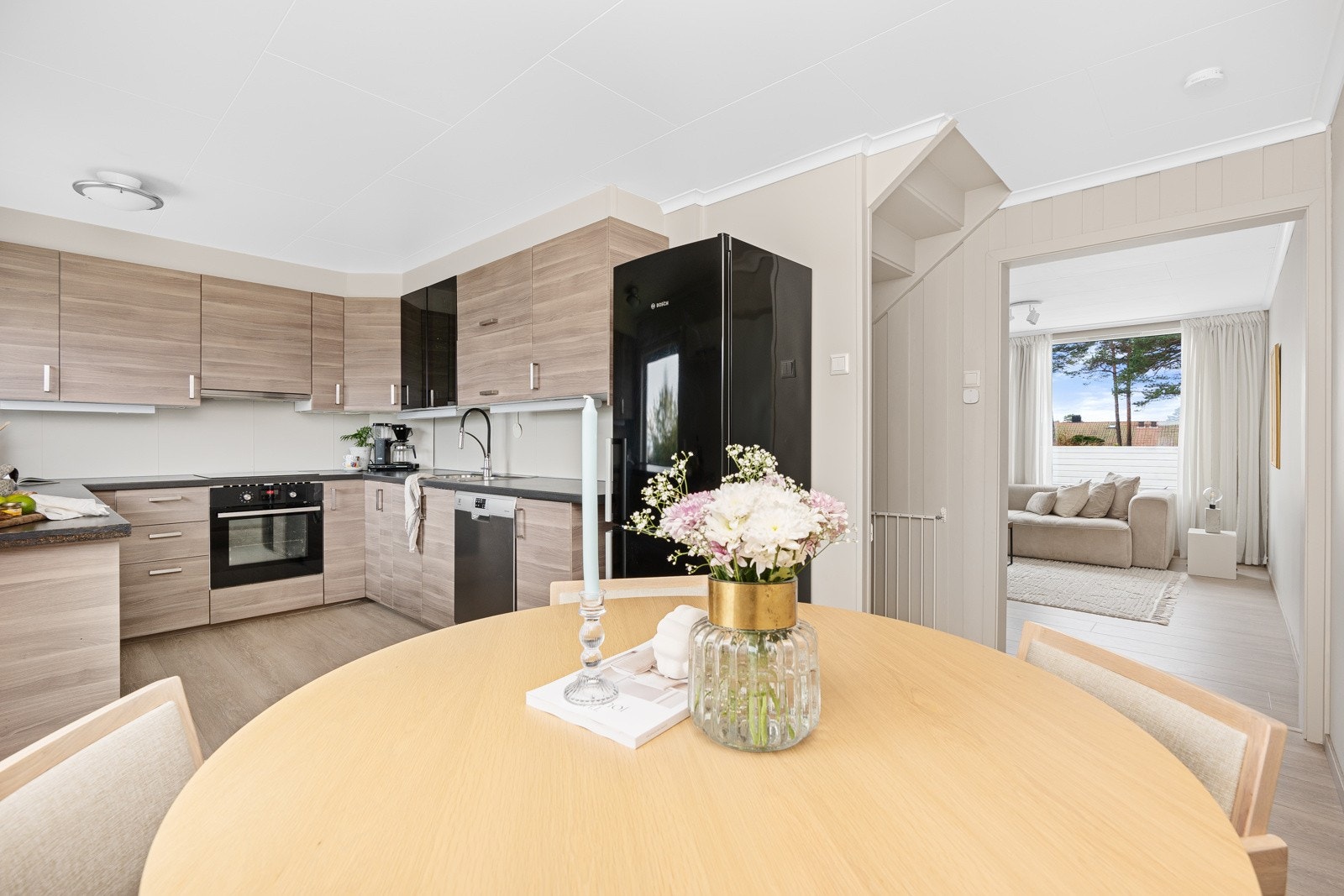 - Videre inn finner vi kjøkkenet med god plass til spisebord - Galleribilde