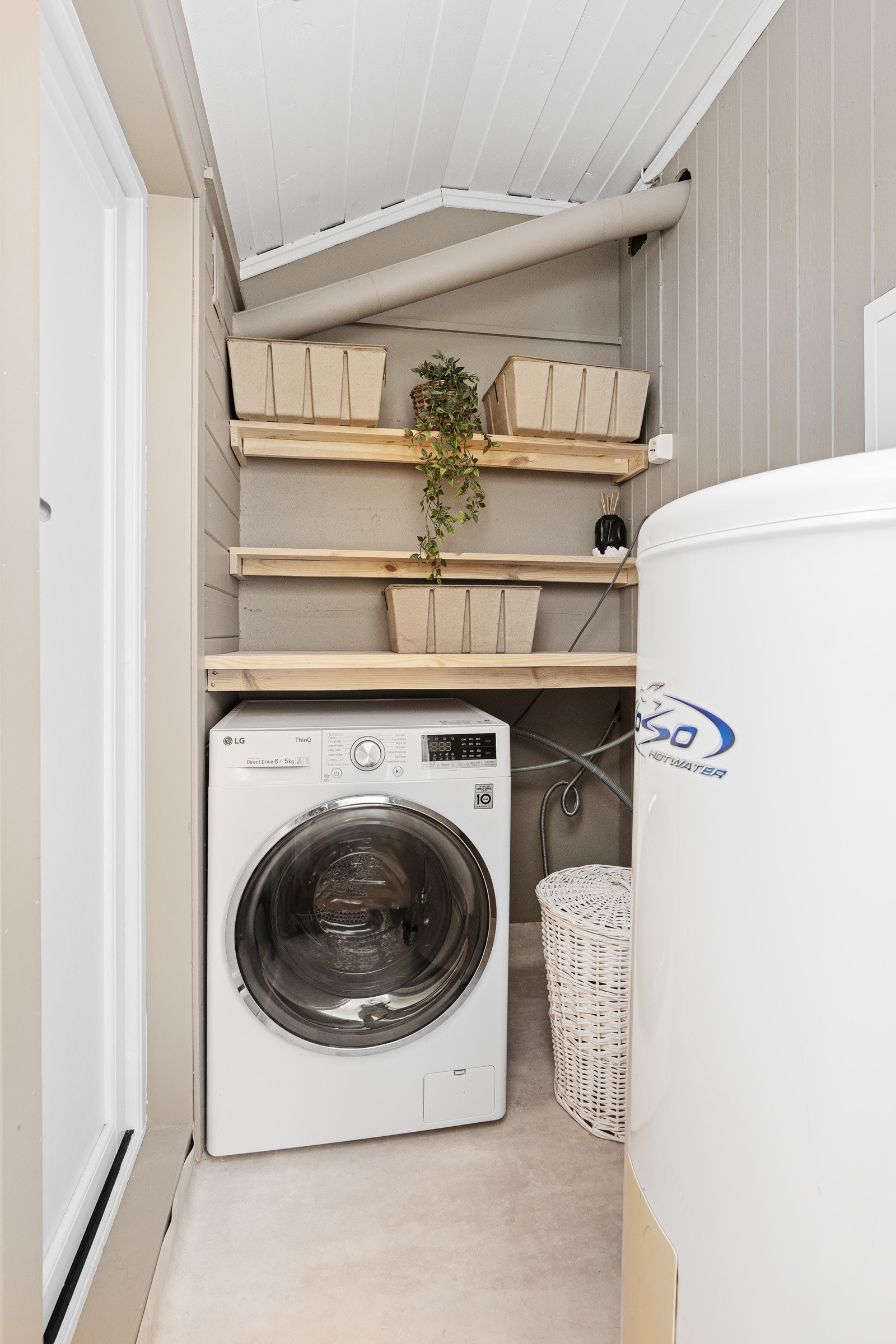 - Praktisk rom med opplegg for vaskemaskin - Galleribilde