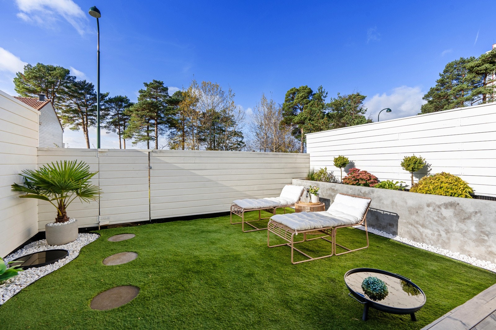 - Fra stuen er det utgang til sommerhagen | Her kan du virkelig nyte lange, fine sommerdager i egen hage - Galleribilde