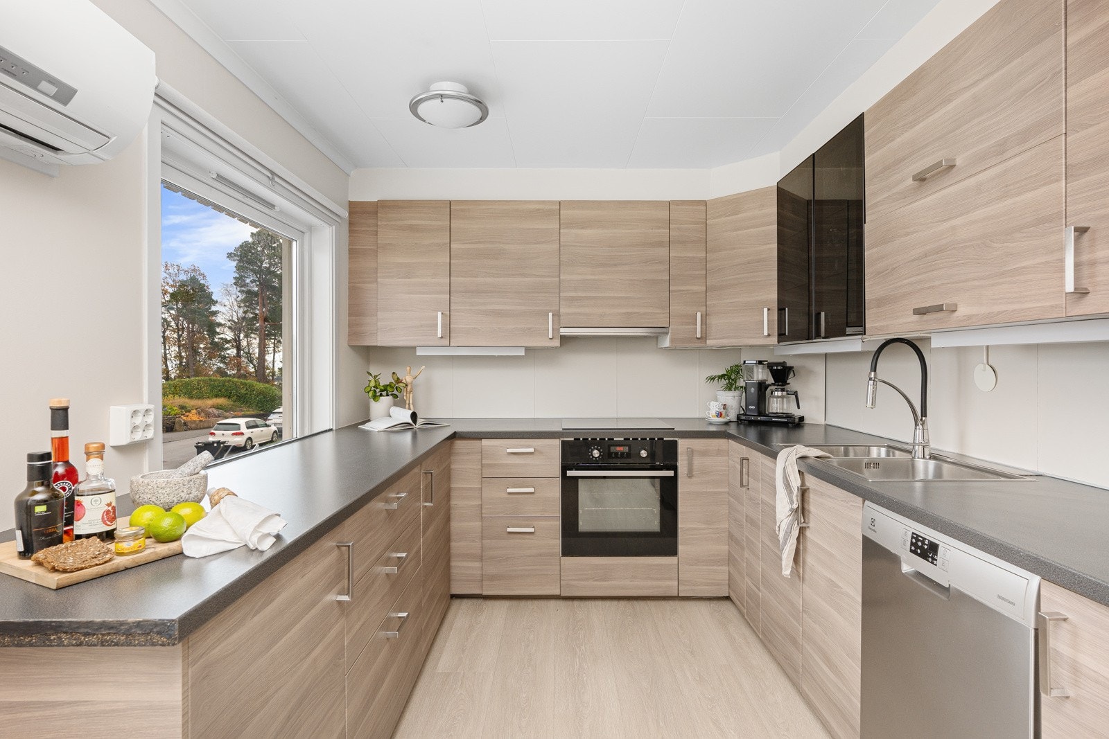 - Kjøkkenet er godt utnyttet med bra benk- og skapplass | Hvitevarene vil medfølge handelen til glede for ny eier - Galleribilde