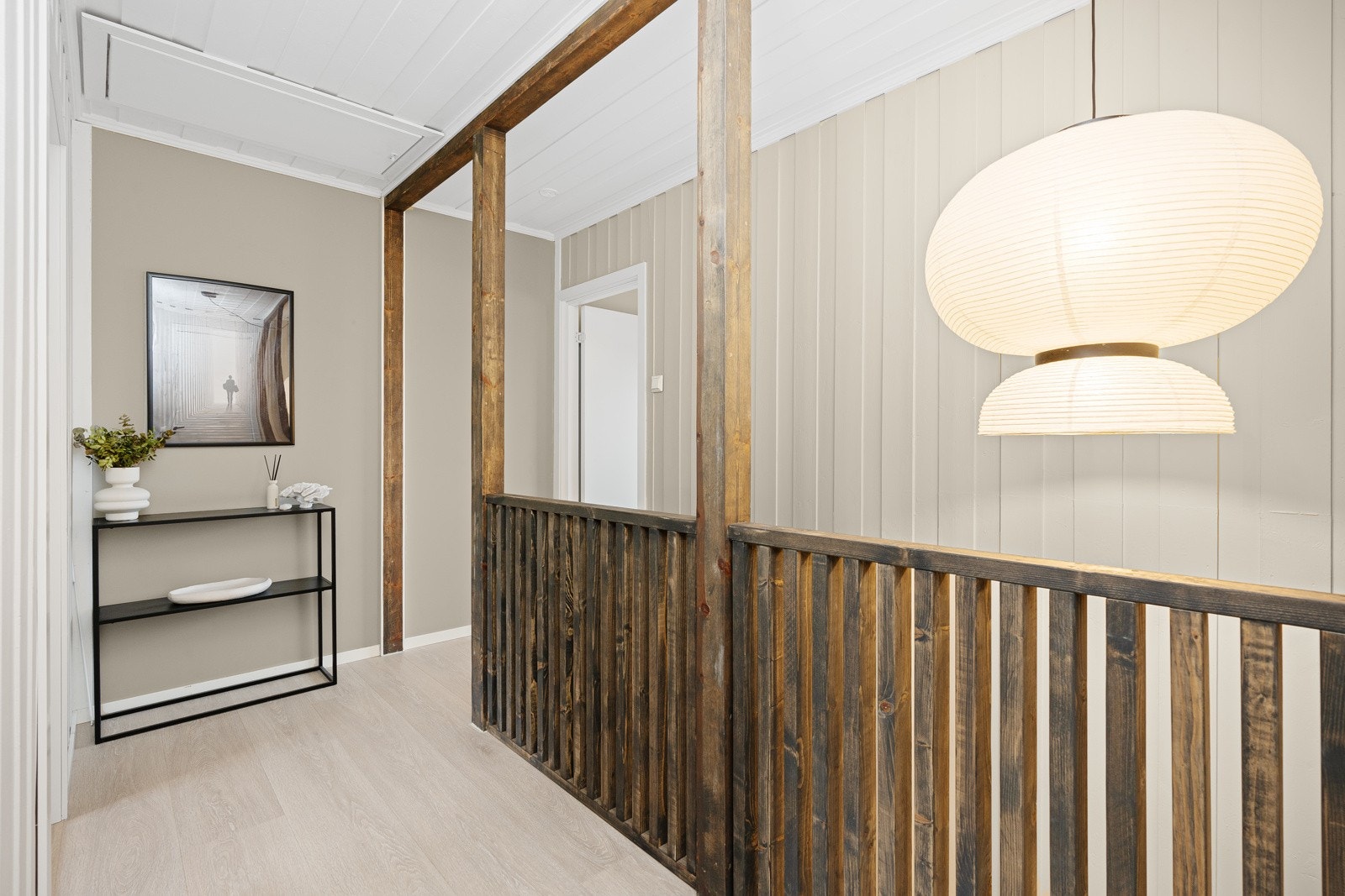 - Opp en etasje finner vi soveromsavdelingen og bad - Galleribilde