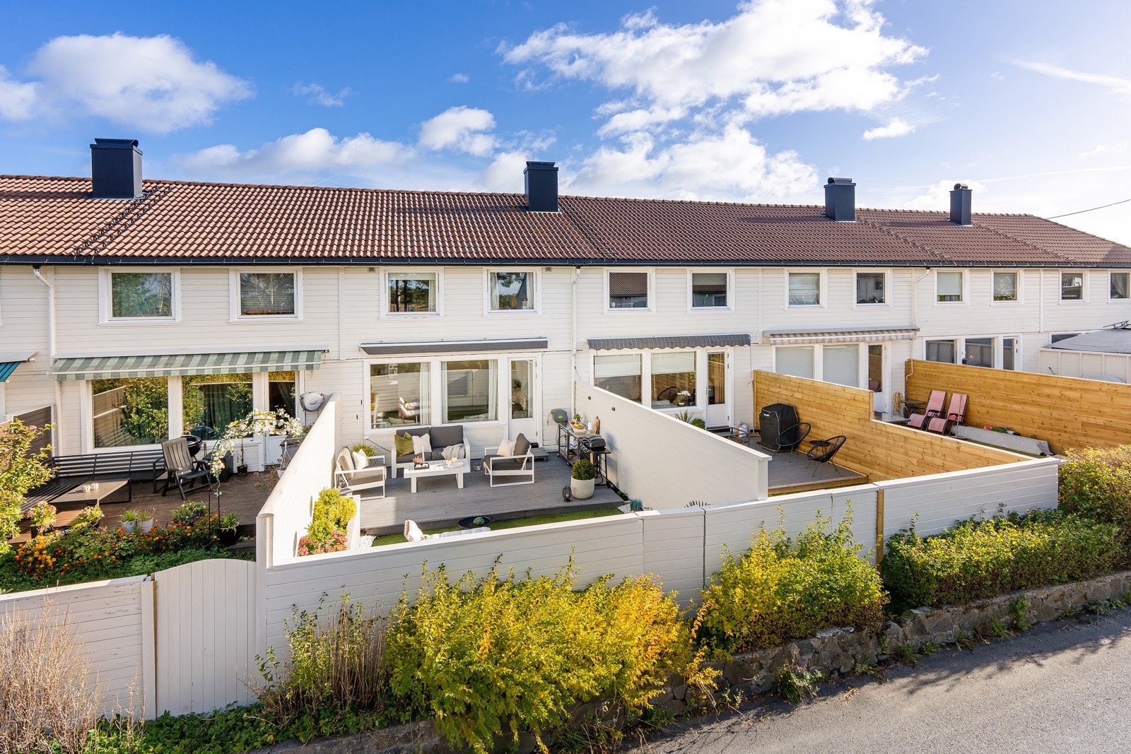 - Hagen sett fra baksiden | Det er også mulighet for parkering foran huset - Galleribilde