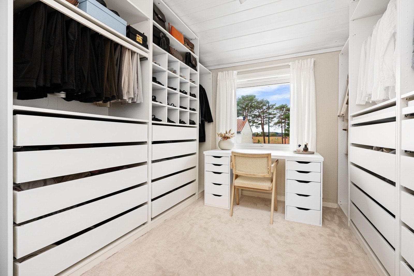 - Soverom 3 | Blir i dag brukt til fantastisk garderobeløsning som vil bli stående igjen for nye eiere - Galleribilde