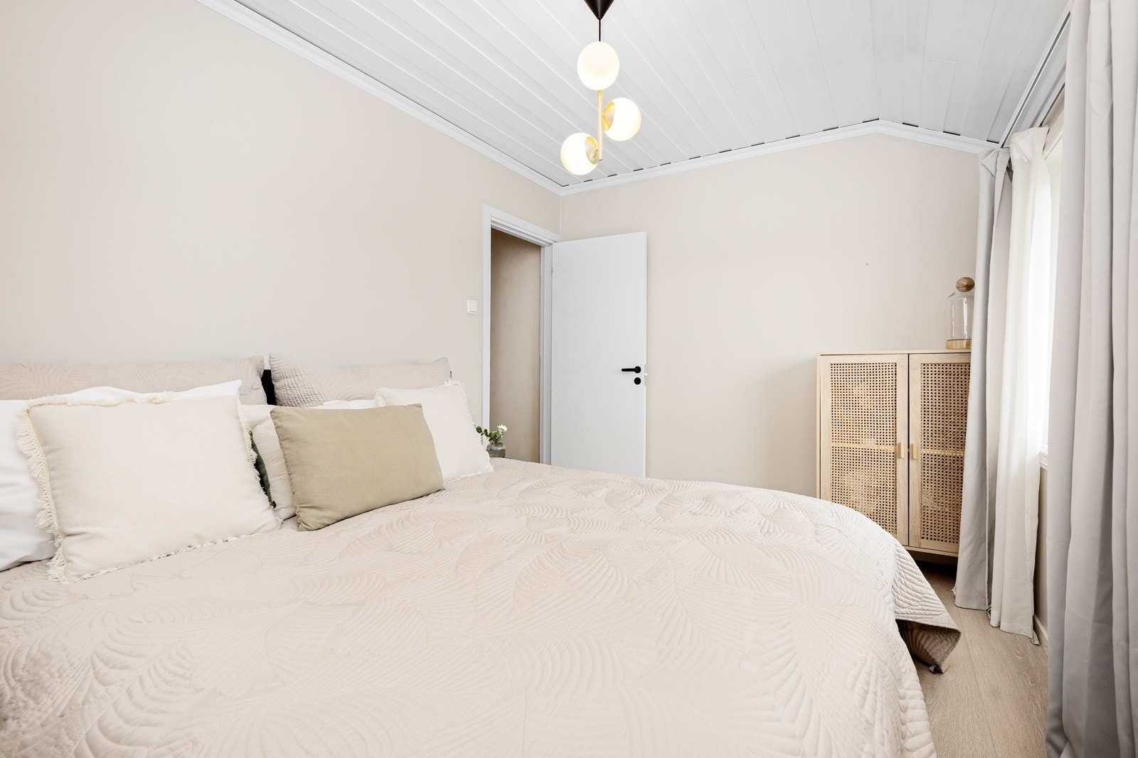 - Romslig hovedsoverom malt i behagelig fargevalg - Galleribilde