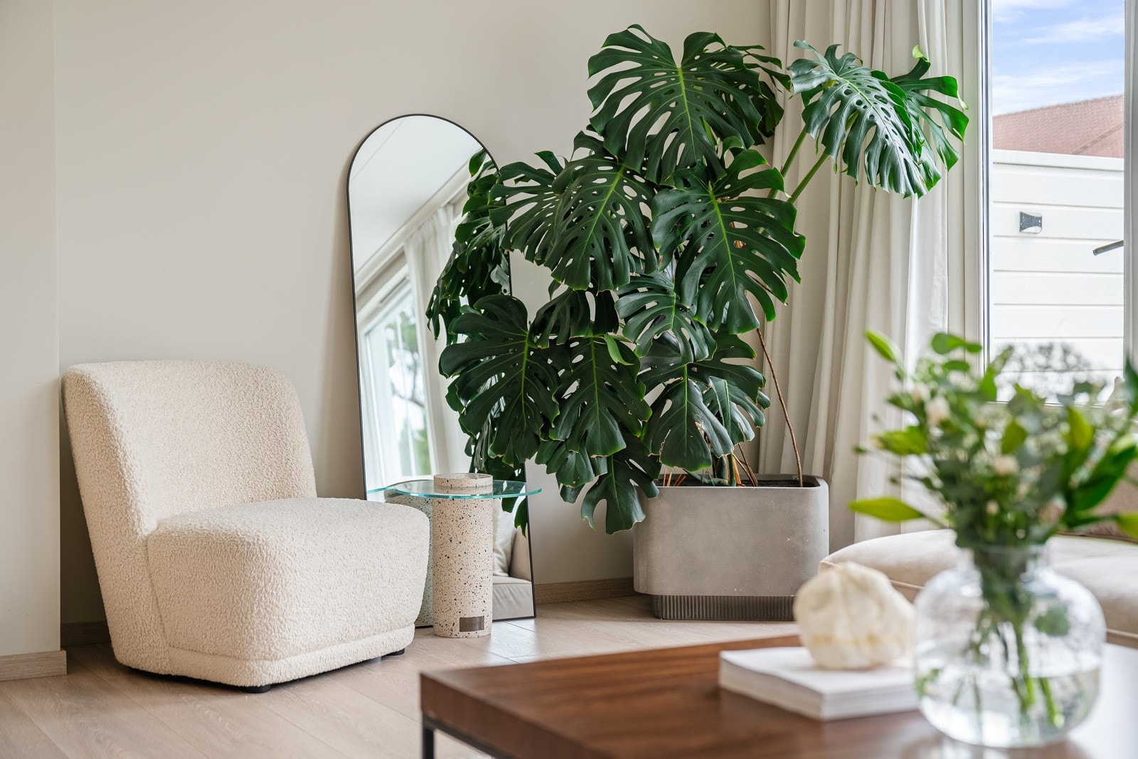 - Stuen oppleves som romslig med god plass til sofagruppe og tilhørende møbler - Galleribilde