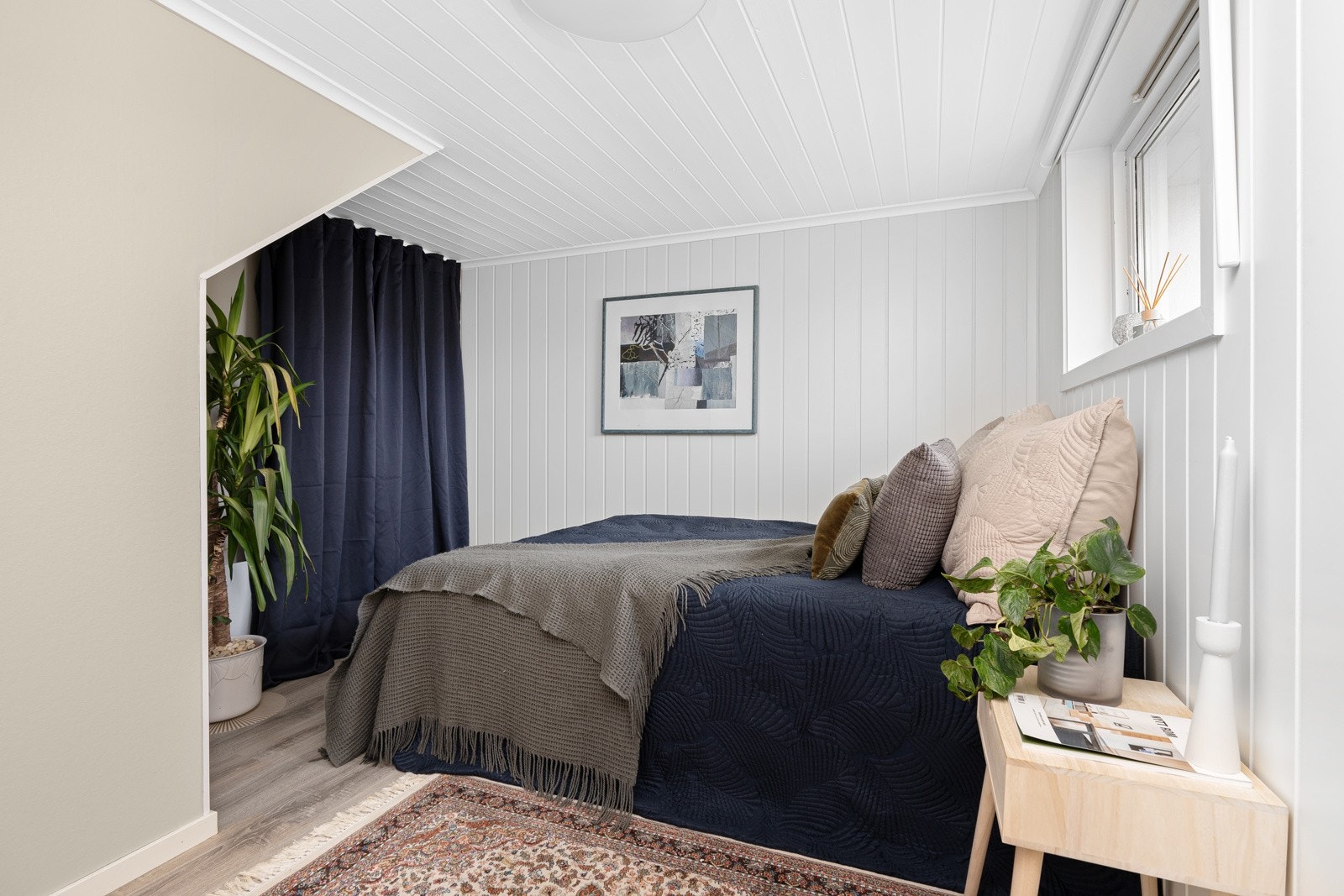 - Praktisk rom bak forheng for lagring og oppbevaring - Galleribilde