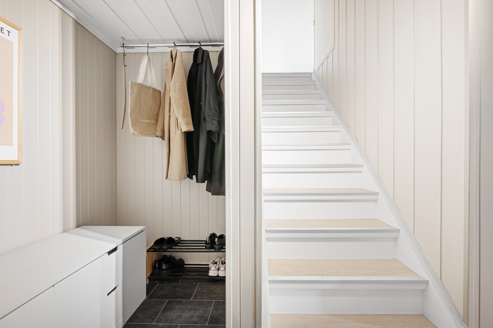 - Innbydende gang med god plass til plassering av ytterklær og sko - Galleribilde
