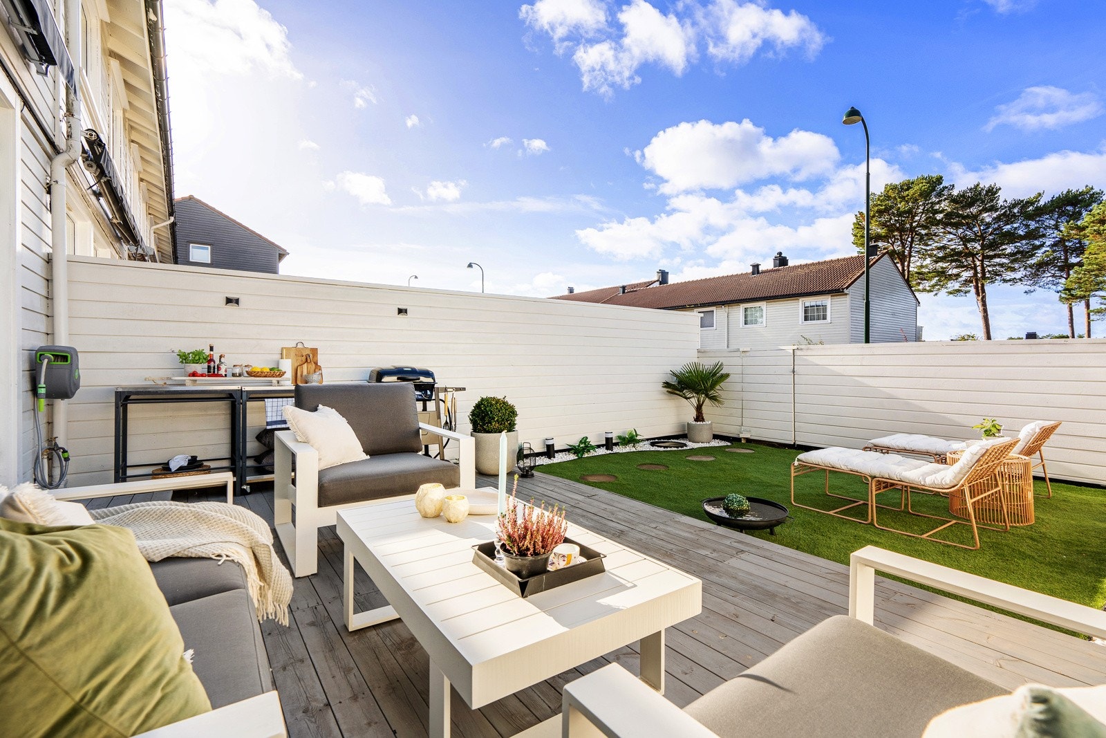 - Bakhagen er delikat opparbeidet og her kan man sitte helt usjenert - Galleribilde