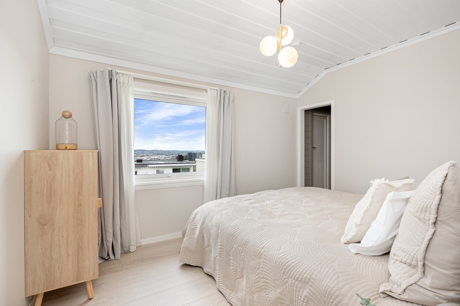 - Nydelig utsikt fra soveromsvinduet - Galleribilde