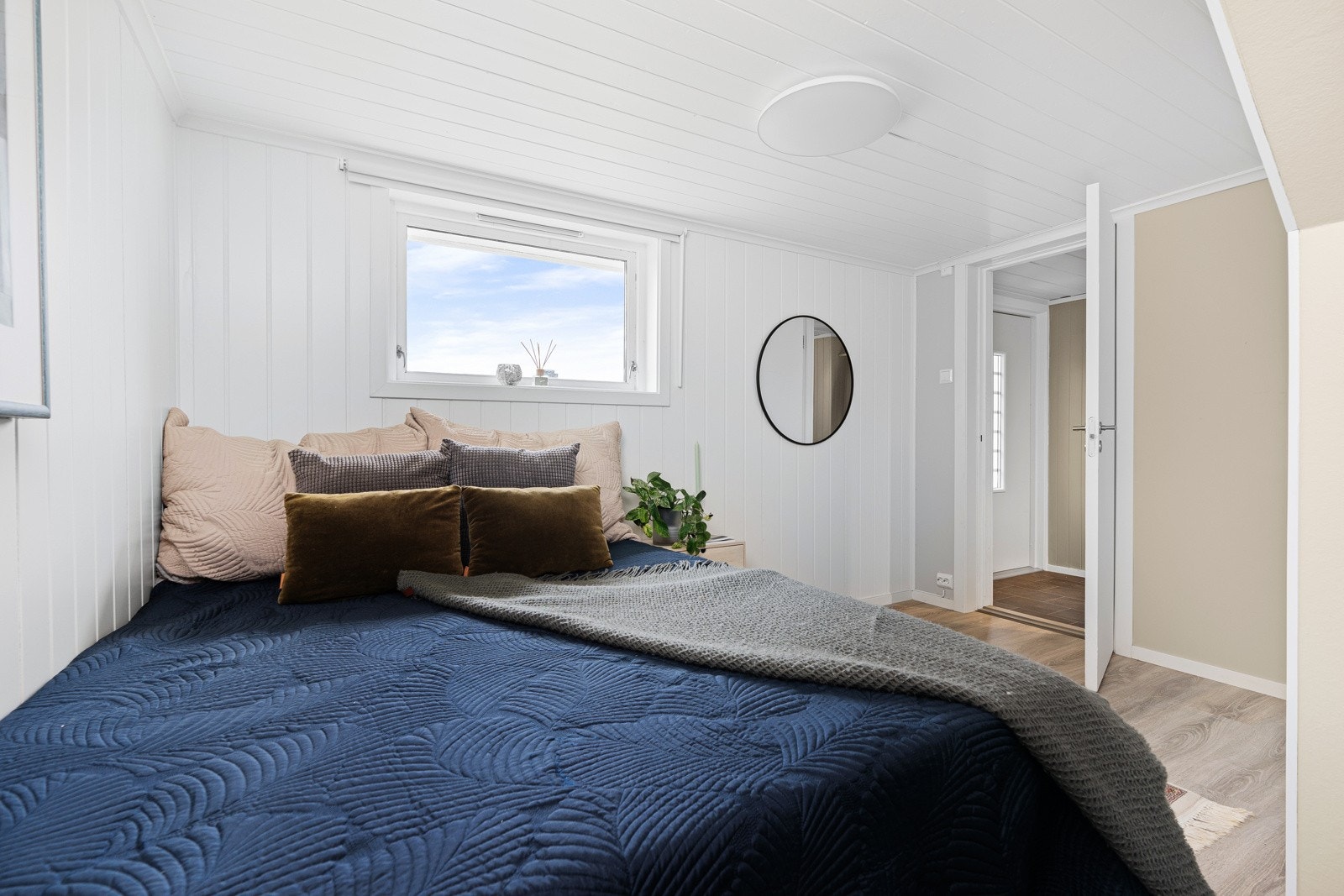 - I boligens første etasje finner vi et rom som er innredet som soverom/gjesterom | Tidligere har det også blitt brukt til ekstra TV-stue - Galleribilde