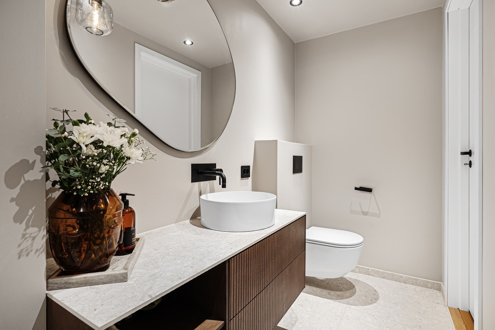 - Flotte detaljer som alt av flisevalg og baderomsinnredning - Galleribilde