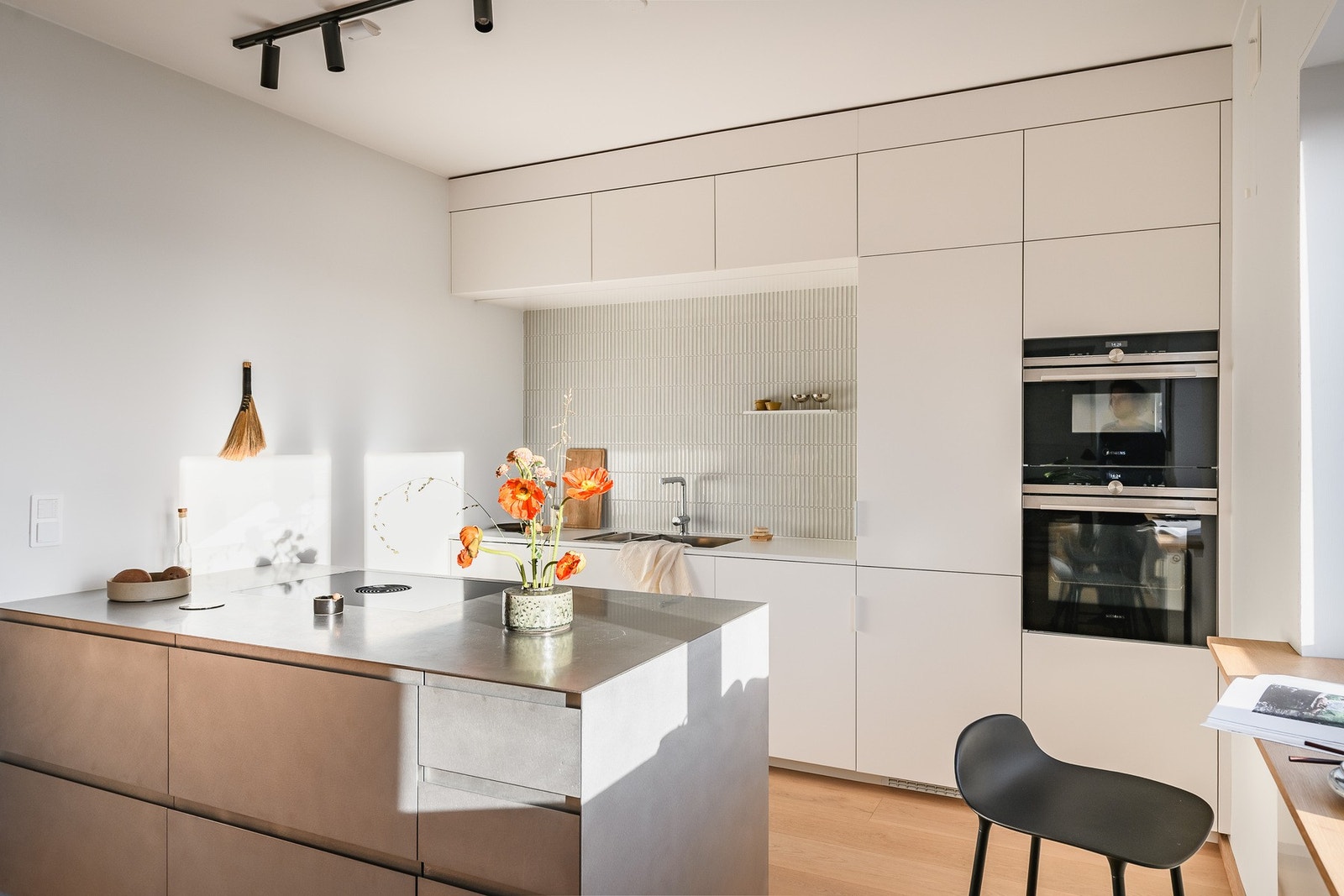 Kjøkkenhelvegg fra Ikea m/Siemens hvitevarer. Galleribilde