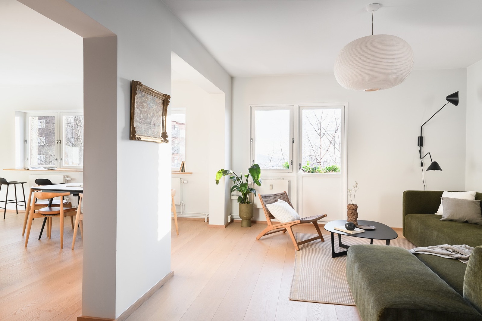 Lys og stor stue med god plass til innredning. Galleribilde