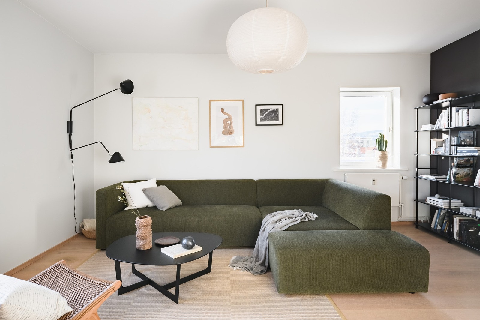 Stue med stilrene fargevalg og vakker eikeparkett. Galleribilde